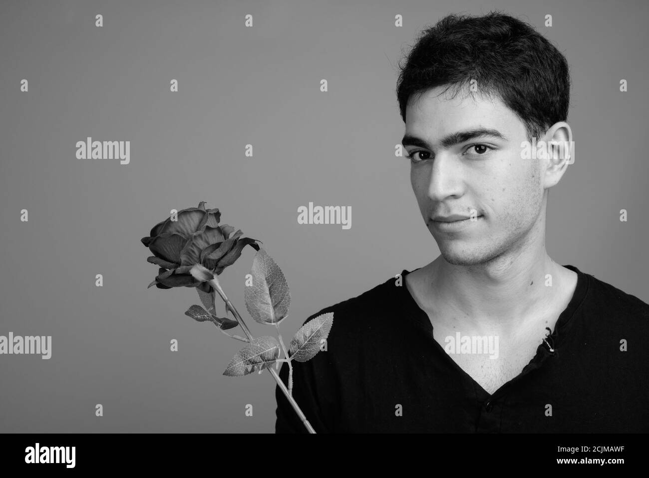 Ritratto di giovane bell'uomo con rosa pronta per San Valentino giorno Foto Stock