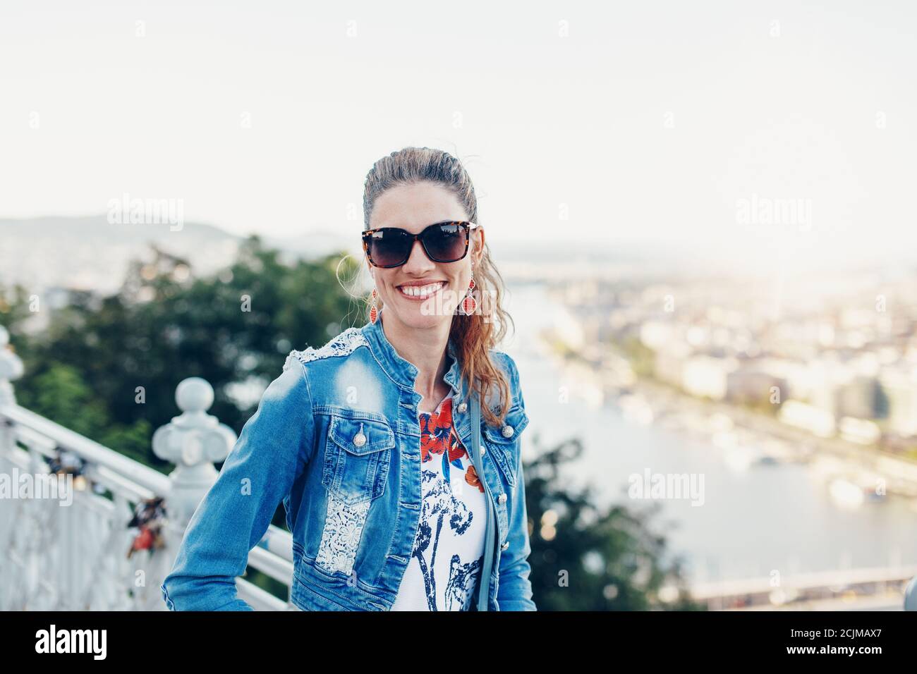 Felice giovane 30s ungherese ragazza urbana sorrido, Budapest, Ungheria Foto Stock