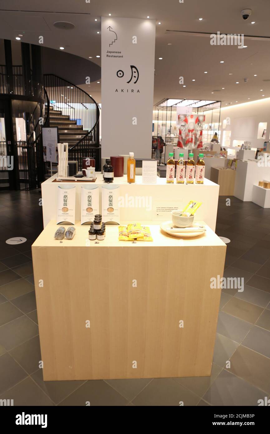 Apertura al pubblico sabato 19 settembre, Japan House London è la prima destinazione in Europa ad ospitare la mostra di architettura per cani di fama internazionale. Creato e diretto da Hara Kenya del Nippon Design Center in collaborazione con la co-fondatrice Julia Y.C. Huang di Imprint Lab, con architetti e designer di fama mondiale tra cui Hara Kenya stesso, la mostra lanciata per la prima volta a Design Miami nel 2012 con 13 opere, e da allora è cresciuta in statura ricevendo il riconoscimento globale durante il tour in Giappone, Cina e Brasile. Foto Stock