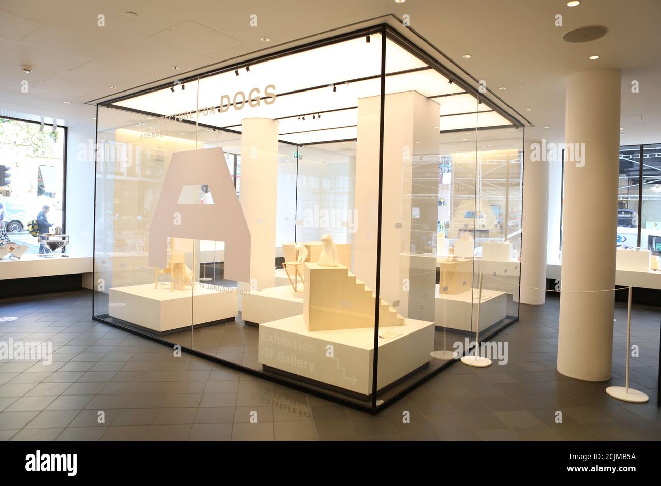 Apertura al pubblico sabato 19 settembre, Japan House London è la prima destinazione in Europa ad ospitare la mostra di architettura per cani di fama internazionale. Creato e diretto da Hara Kenya del Nippon Design Center in collaborazione con la co-fondatrice Julia Y.C. Huang di Imprint Lab, con architetti e designer di fama mondiale tra cui Hara Kenya stesso, la mostra lanciata per la prima volta a Design Miami nel 2012 con 13 opere, e da allora è cresciuta in statura ricevendo il riconoscimento globale durante il tour in Giappone, Cina e Brasile. Foto Stock