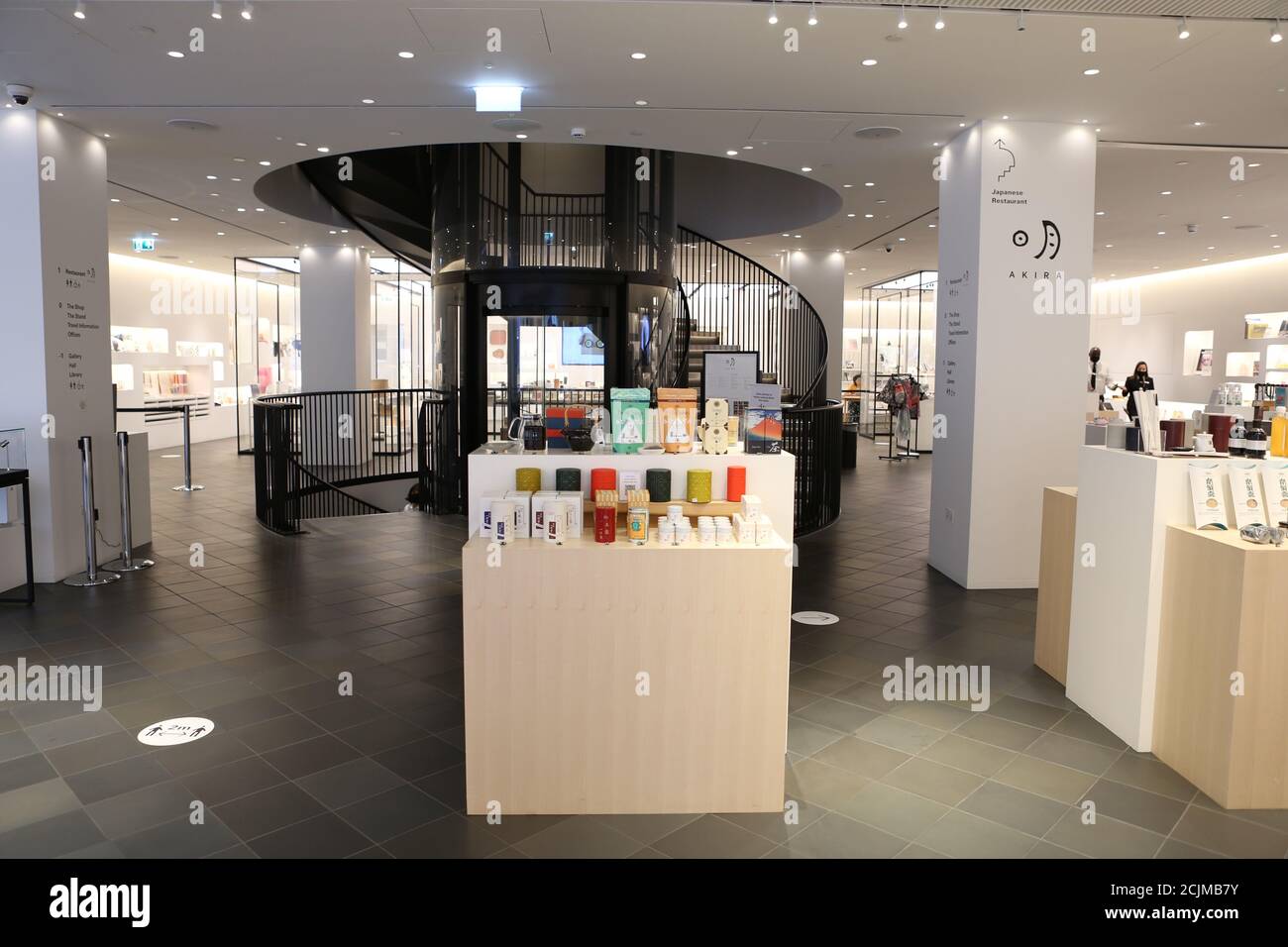 Apertura al pubblico sabato 19 settembre, Japan House London è la prima destinazione in Europa ad ospitare la mostra di architettura per cani di fama internazionale. Creato e diretto da Hara Kenya del Nippon Design Center in collaborazione con la co-fondatrice Julia Y.C. Huang di Imprint Lab, con architetti e designer di fama mondiale tra cui Hara Kenya stesso, la mostra lanciata per la prima volta a Design Miami nel 2012 con 13 opere, e da allora è cresciuta in statura ricevendo il riconoscimento globale durante il tour in Giappone, Cina e Brasile. Foto Stock