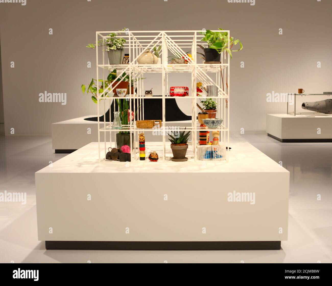 Apertura al pubblico sabato 19 settembre, Japan House London è la prima destinazione in Europa ad ospitare la mostra di architettura per cani di fama internazionale. Creato e diretto da Hara Kenya del Nippon Design Center in collaborazione con la co-fondatrice Julia Y.C. Huang di Imprint Lab, con architetti e designer di fama mondiale tra cui Hara Kenya stesso, la mostra lanciata per la prima volta a Design Miami nel 2012 con 13 opere, e da allora è cresciuta in statura ricevendo il riconoscimento globale durante il tour in Giappone, Cina e Brasile. Foto Stock