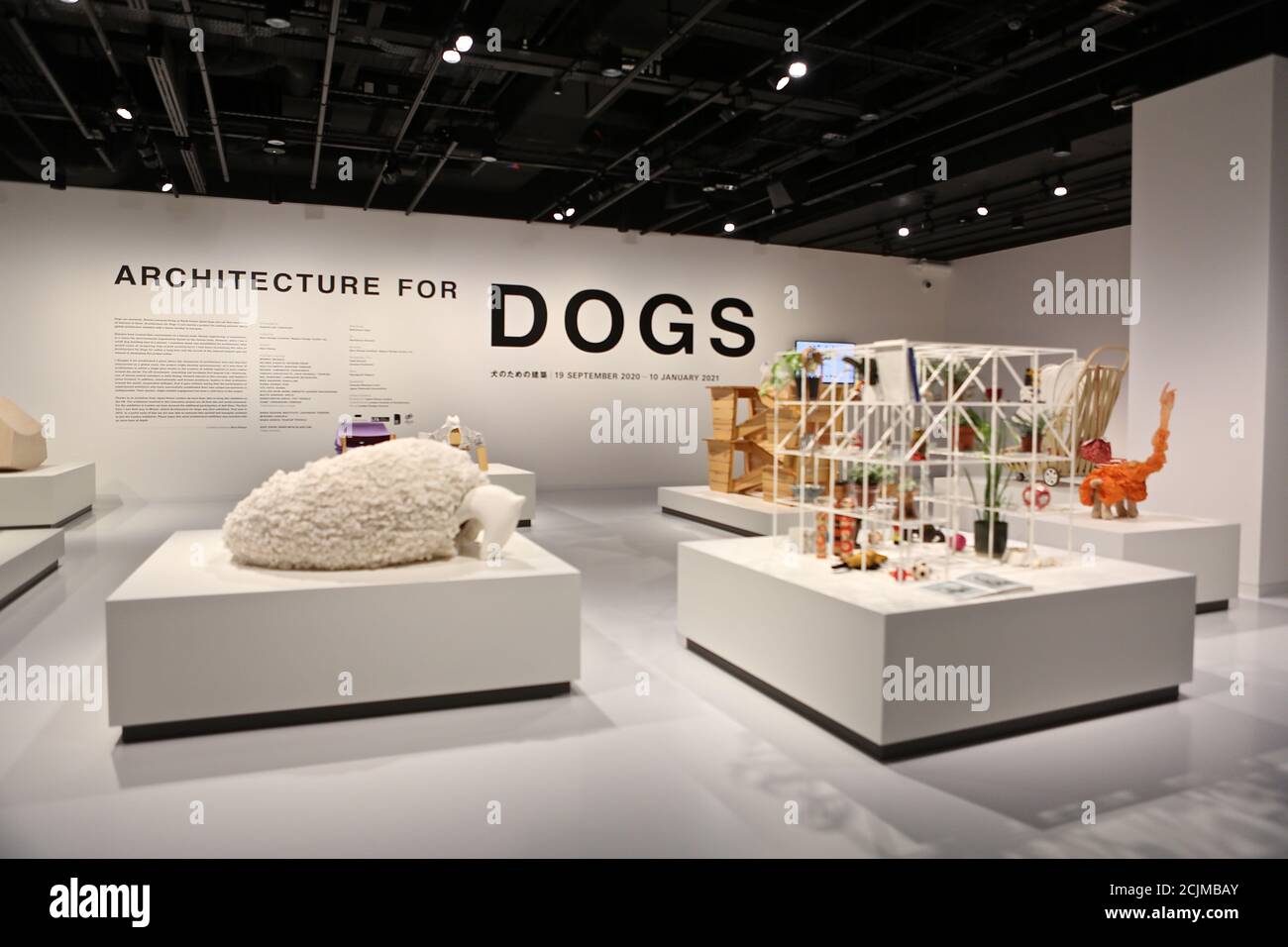 Apertura al pubblico sabato 19 settembre, Japan House London è la prima destinazione in Europa ad ospitare la mostra di architettura per cani di fama internazionale. Creato e diretto da Hara Kenya del Nippon Design Center in collaborazione con la co-fondatrice Julia Y.C. Huang di Imprint Lab, con architetti e designer di fama mondiale tra cui Hara Kenya stesso, la mostra lanciata per la prima volta a Design Miami nel 2012 con 13 opere, e da allora è cresciuta in statura ricevendo il riconoscimento globale durante il tour in Giappone, Cina e Brasile. Foto Stock