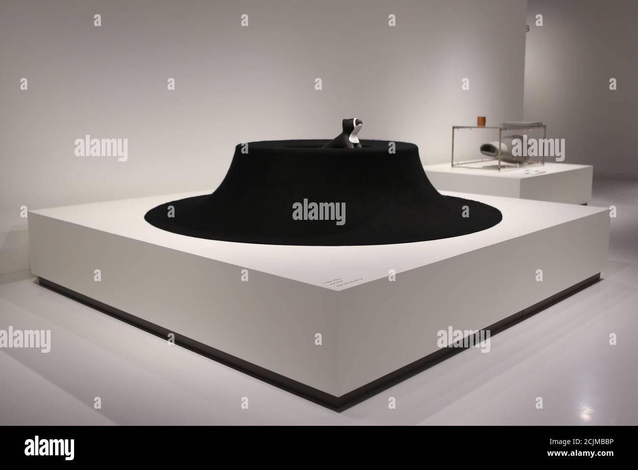 Apertura al pubblico sabato 19 settembre, Japan House London è la prima destinazione in Europa ad ospitare la mostra di architettura per cani di fama internazionale. Creato e diretto da Hara Kenya del Nippon Design Center in collaborazione con la co-fondatrice Julia Y.C. Huang di Imprint Lab, con architetti e designer di fama mondiale tra cui Hara Kenya stesso, la mostra lanciata per la prima volta a Design Miami nel 2012 con 13 opere, e da allora è cresciuta in statura ricevendo il riconoscimento globale durante il tour in Giappone, Cina e Brasile. Foto Stock