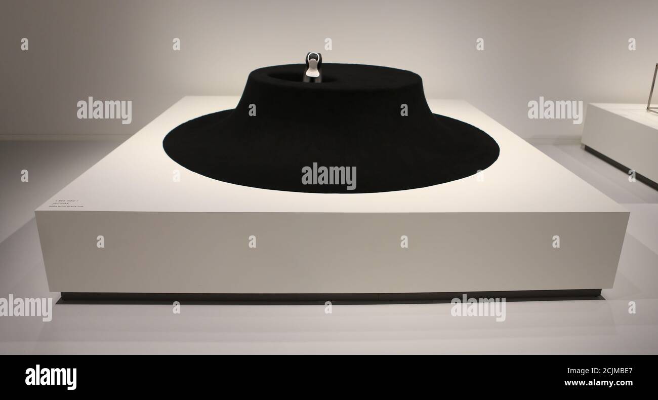 Apertura al pubblico sabato 19 settembre, Japan House London è la prima destinazione in Europa ad ospitare la mostra di architettura per cani di fama internazionale. Creato e diretto da Hara Kenya del Nippon Design Center in collaborazione con la co-fondatrice Julia Y.C. Huang di Imprint Lab, con architetti e designer di fama mondiale tra cui Hara Kenya stesso, la mostra lanciata per la prima volta a Design Miami nel 2012 con 13 opere, e da allora è cresciuta in statura ricevendo il riconoscimento globale durante il tour in Giappone, Cina e Brasile. Foto Stock