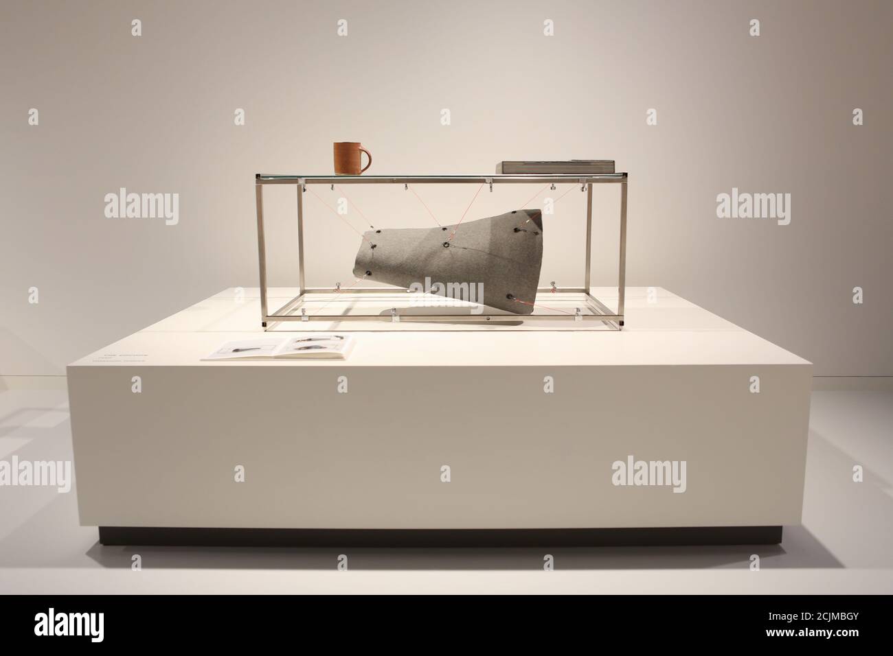 Apertura al pubblico sabato 19 settembre, Japan House London è la prima destinazione in Europa ad ospitare la mostra di architettura per cani di fama internazionale. Creato e diretto da Hara Kenya del Nippon Design Center in collaborazione con la co-fondatrice Julia Y.C. Huang di Imprint Lab, con architetti e designer di fama mondiale tra cui Hara Kenya stesso, la mostra lanciata per la prima volta a Design Miami nel 2012 con 13 opere, e da allora è cresciuta in statura ricevendo il riconoscimento globale durante il tour in Giappone, Cina e Brasile. Foto Stock