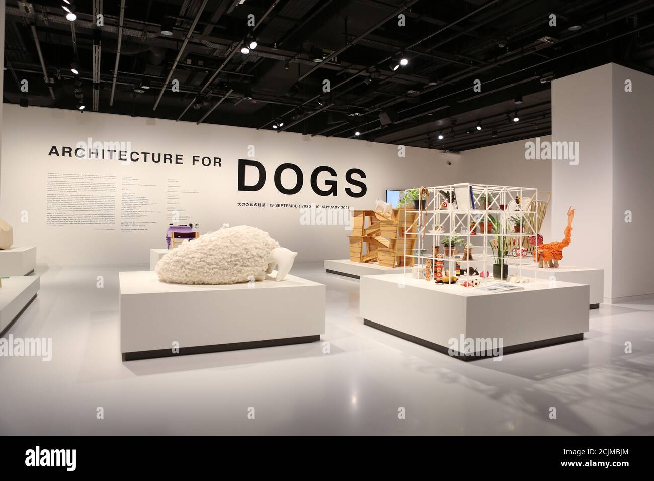 Apertura al pubblico sabato 19 settembre, Japan House London è la prima destinazione in Europa ad ospitare la mostra di architettura per cani di fama internazionale. Creato e diretto da Hara Kenya del Nippon Design Center in collaborazione con la co-fondatrice Julia Y.C. Huang di Imprint Lab, con architetti e designer di fama mondiale tra cui Hara Kenya stesso, la mostra lanciata per la prima volta a Design Miami nel 2012 con 13 opere, e da allora è cresciuta in statura ricevendo il riconoscimento globale durante il tour in Giappone, Cina e Brasile. Foto Stock
