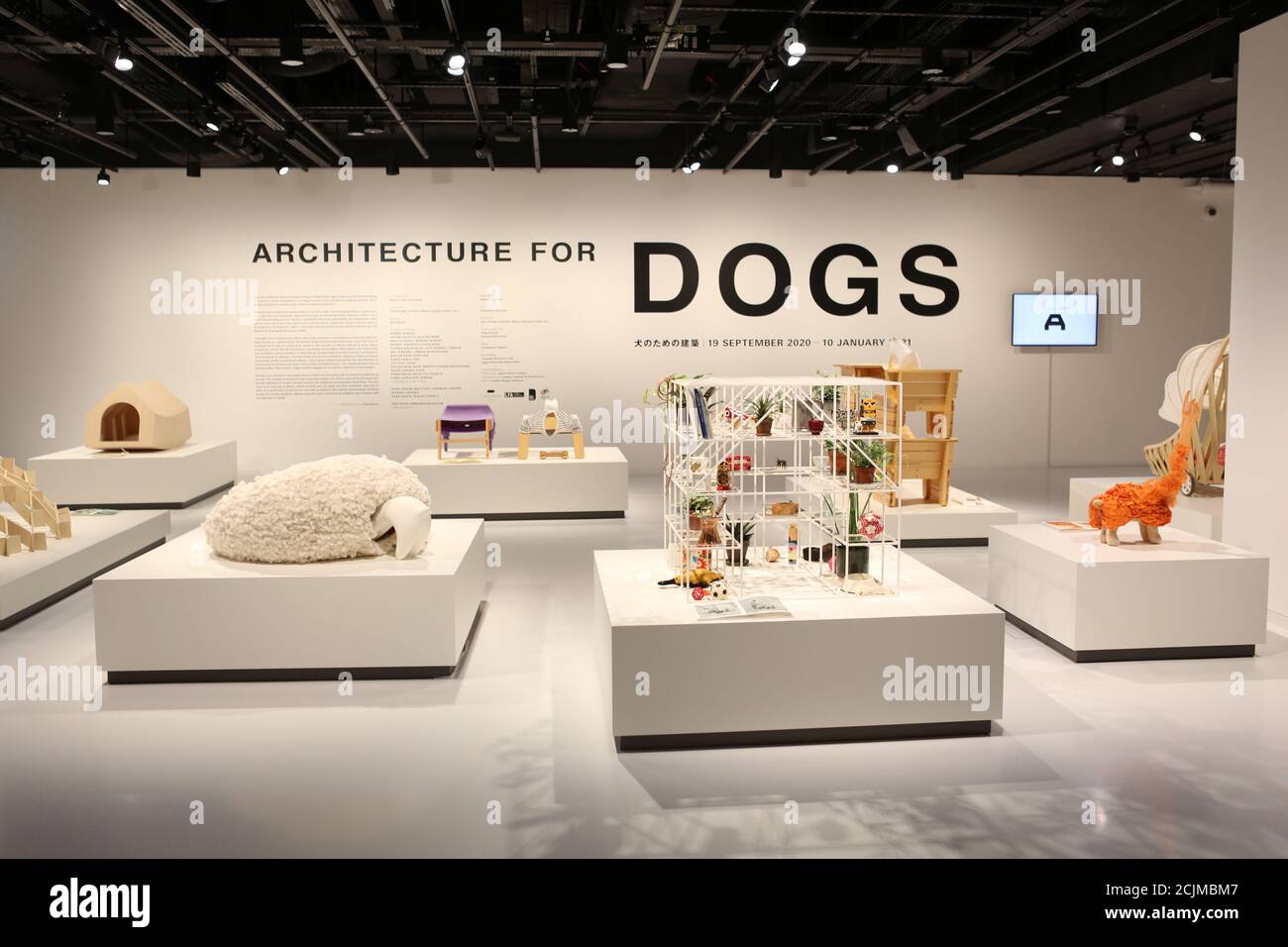 Apertura al pubblico sabato 19 settembre, Japan House London è la prima destinazione in Europa ad ospitare la mostra di architettura per cani di fama internazionale. Creato e diretto da Hara Kenya del Nippon Design Center in collaborazione con la co-fondatrice Julia Y.C. Huang di Imprint Lab, con architetti e designer di fama mondiale tra cui Hara Kenya stesso, la mostra lanciata per la prima volta a Design Miami nel 2012 con 13 opere, e da allora è cresciuta in statura ricevendo il riconoscimento globale durante il tour in Giappone, Cina e Brasile. Foto Stock