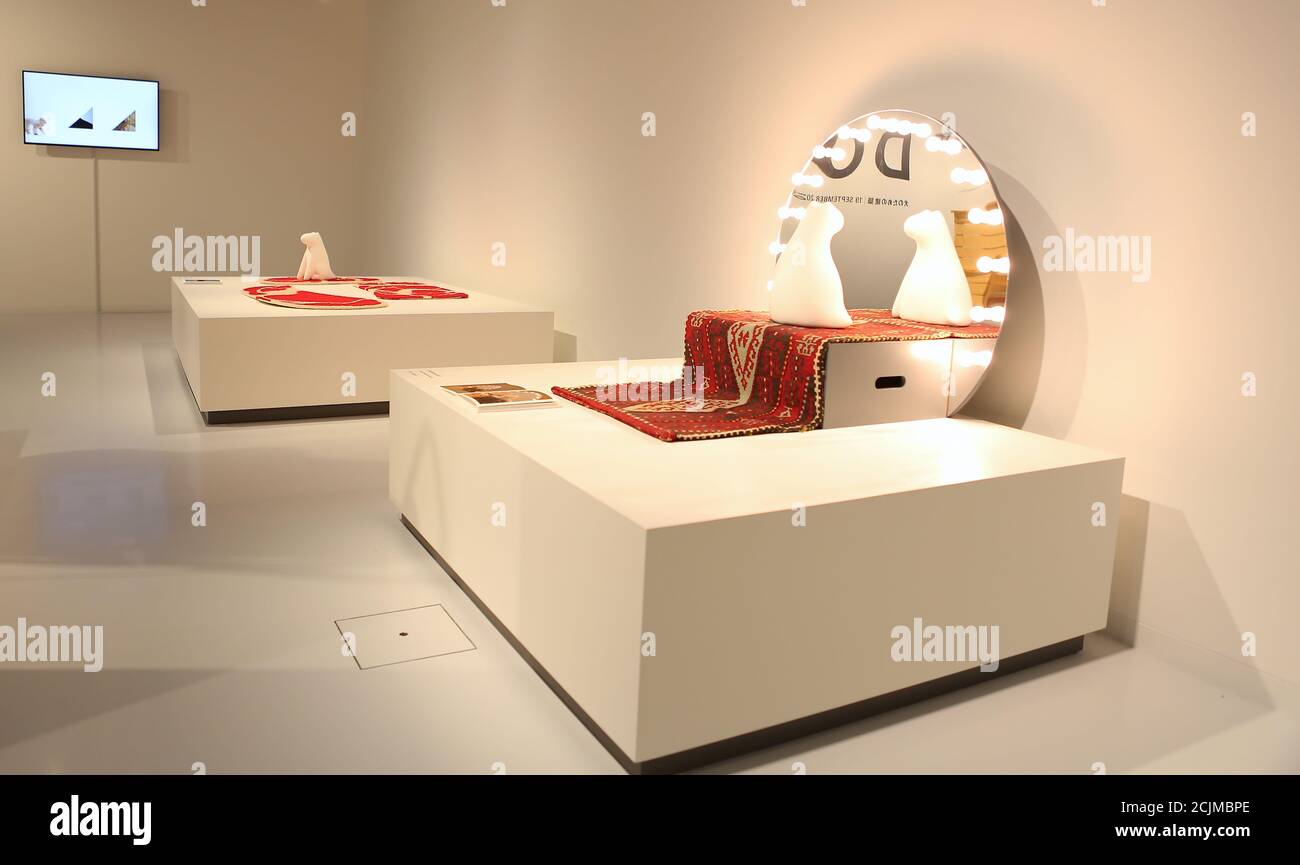 Apertura al pubblico sabato 19 settembre, Japan House London è la prima destinazione in Europa ad ospitare la mostra di architettura per cani di fama internazionale. Creato e diretto da Hara Kenya del Nippon Design Center in collaborazione con la co-fondatrice Julia Y.C. Huang di Imprint Lab, con architetti e designer di fama mondiale tra cui Hara Kenya stesso, la mostra lanciata per la prima volta a Design Miami nel 2012 con 13 opere, e da allora è cresciuta in statura ricevendo il riconoscimento globale durante il tour in Giappone, Cina e Brasile. Foto Stock