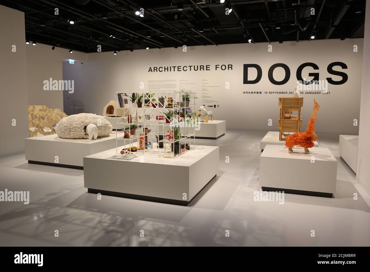 Apertura al pubblico sabato 19 settembre, Japan House London è la prima destinazione in Europa ad ospitare la mostra di architettura per cani di fama internazionale. Creato e diretto da Hara Kenya del Nippon Design Center in collaborazione con la co-fondatrice Julia Y.C. Huang di Imprint Lab, con architetti e designer di fama mondiale tra cui Hara Kenya stesso, la mostra lanciata per la prima volta a Design Miami nel 2012 con 13 opere, e da allora è cresciuta in statura ricevendo il riconoscimento globale durante il tour in Giappone, Cina e Brasile. Foto Stock
