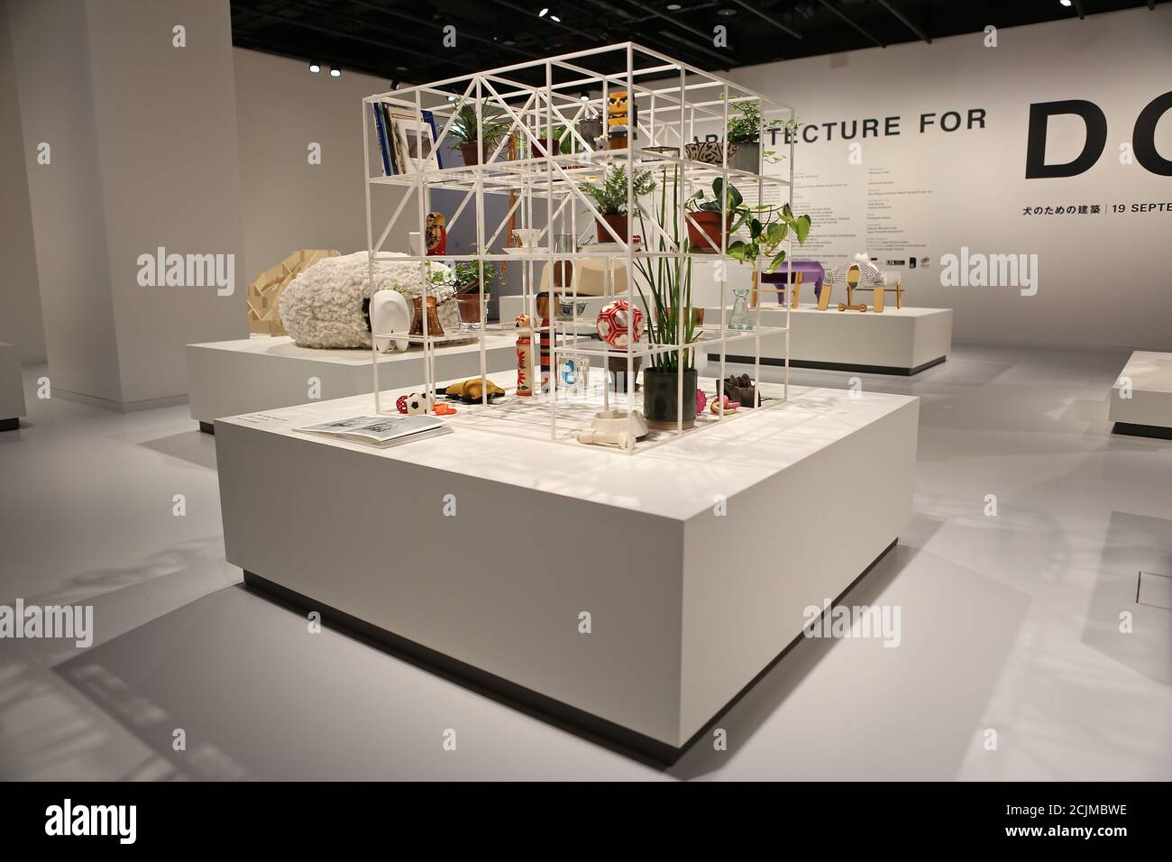 Apertura al pubblico sabato 19 settembre, Japan House London è la prima destinazione in Europa ad ospitare la mostra di architettura per cani di fama internazionale. Creato e diretto da Hara Kenya del Nippon Design Center in collaborazione con la co-fondatrice Julia Y.C. Huang di Imprint Lab, con architetti e designer di fama mondiale tra cui Hara Kenya stesso, la mostra lanciata per la prima volta a Design Miami nel 2012 con 13 opere, e da allora è cresciuta in statura ricevendo il riconoscimento globale durante il tour in Giappone, Cina e Brasile. Foto Stock