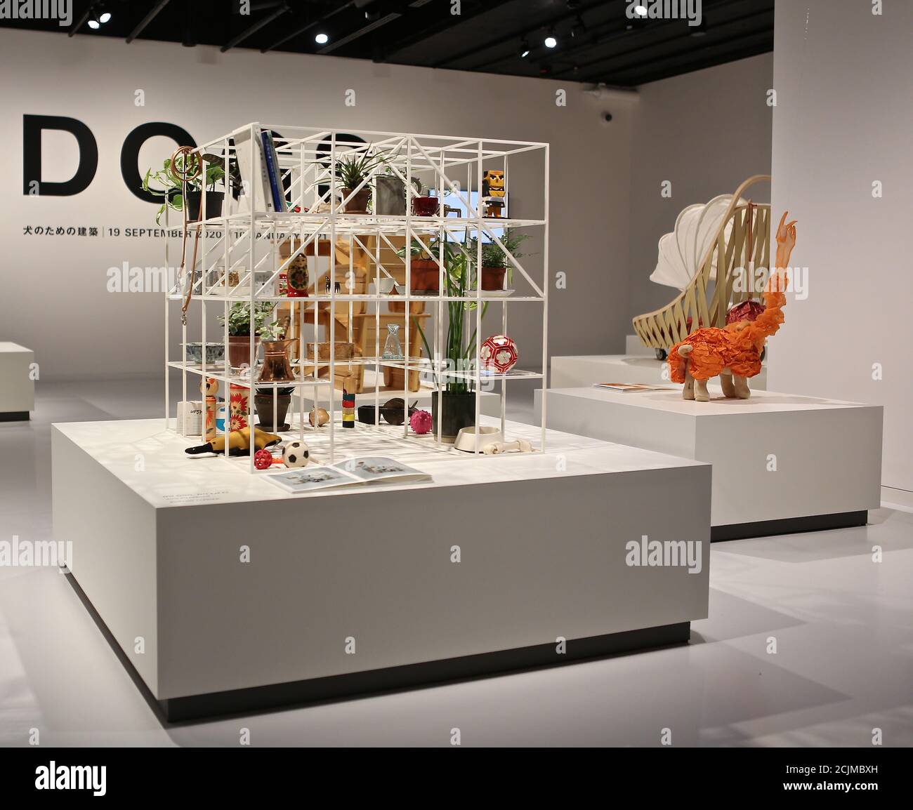 Apertura al pubblico sabato 19 settembre, Japan House London è la prima destinazione in Europa ad ospitare la mostra di architettura per cani di fama internazionale. Creato e diretto da Hara Kenya del Nippon Design Center in collaborazione con la co-fondatrice Julia Y.C. Huang di Imprint Lab, con architetti e designer di fama mondiale tra cui Hara Kenya stesso, la mostra lanciata per la prima volta a Design Miami nel 2012 con 13 opere, e da allora è cresciuta in statura ricevendo il riconoscimento globale durante il tour in Giappone, Cina e Brasile. Foto Stock