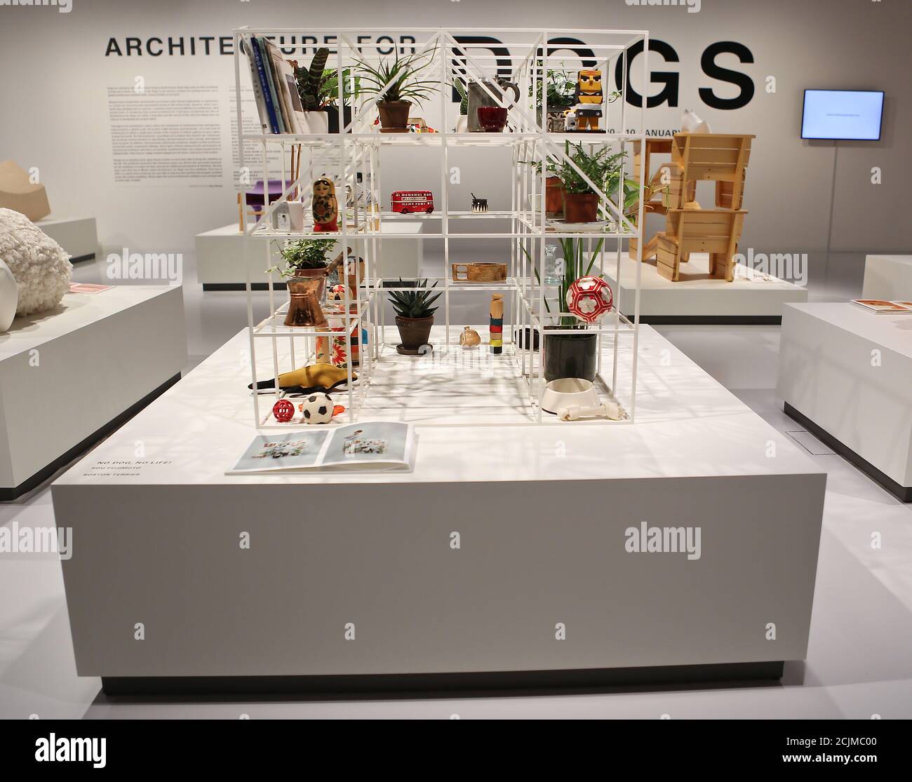 Apertura al pubblico sabato 19 settembre, Japan House London è la prima destinazione in Europa ad ospitare la mostra di architettura per cani di fama internazionale. Creato e diretto da Hara Kenya del Nippon Design Center in collaborazione con la co-fondatrice Julia Y.C. Huang di Imprint Lab, con architetti e designer di fama mondiale tra cui Hara Kenya stesso, la mostra lanciata per la prima volta a Design Miami nel 2012 con 13 opere, e da allora è cresciuta in statura ricevendo il riconoscimento globale durante il tour in Giappone, Cina e Brasile. Foto Stock