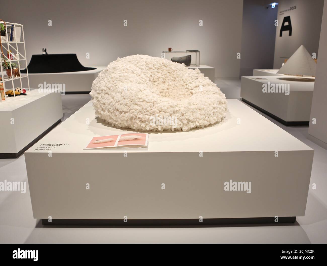 Apertura al pubblico sabato 19 settembre, Japan House London è la prima destinazione in Europa ad ospitare la mostra di architettura per cani di fama internazionale. Creato e diretto da Hara Kenya del Nippon Design Center in collaborazione con la co-fondatrice Julia Y.C. Huang di Imprint Lab, con architetti e designer di fama mondiale tra cui Hara Kenya stesso, la mostra lanciata per la prima volta a Design Miami nel 2012 con 13 opere, e da allora è cresciuta in statura ricevendo il riconoscimento globale durante il tour in Giappone, Cina e Brasile. Foto Stock