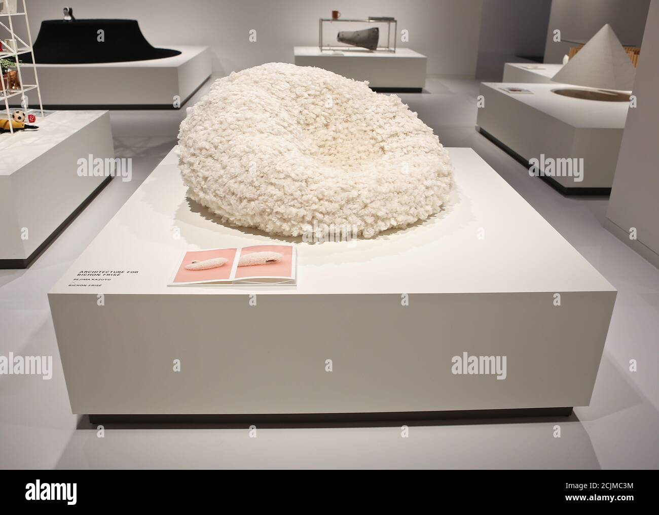 Apertura al pubblico sabato 19 settembre, Japan House London è la prima destinazione in Europa ad ospitare la mostra di architettura per cani di fama internazionale. Creato e diretto da Hara Kenya del Nippon Design Center in collaborazione con la co-fondatrice Julia Y.C. Huang di Imprint Lab, con architetti e designer di fama mondiale tra cui Hara Kenya stesso, la mostra lanciata per la prima volta a Design Miami nel 2012 con 13 opere, e da allora è cresciuta in statura ricevendo il riconoscimento globale durante il tour in Giappone, Cina e Brasile. Foto Stock