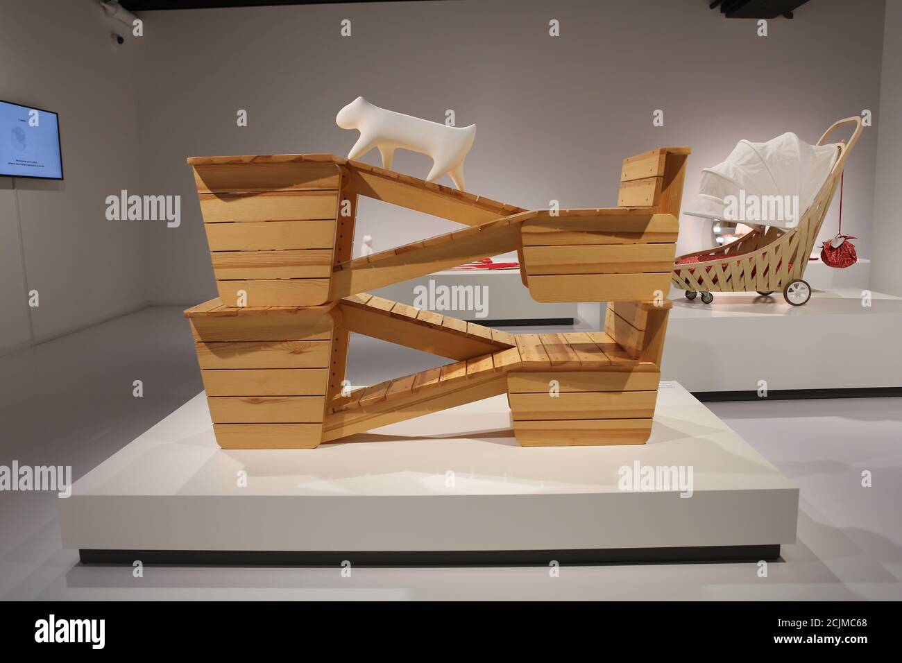 Apertura al pubblico sabato 19 settembre, Japan House London è la prima destinazione in Europa ad ospitare la mostra di architettura per cani di fama internazionale. Creato e diretto da Hara Kenya del Nippon Design Center in collaborazione con la co-fondatrice Julia Y.C. Huang di Imprint Lab, con architetti e designer di fama mondiale tra cui Hara Kenya stesso, la mostra lanciata per la prima volta a Design Miami nel 2012 con 13 opere, e da allora è cresciuta in statura ricevendo il riconoscimento globale durante il tour in Giappone, Cina e Brasile. Foto Stock