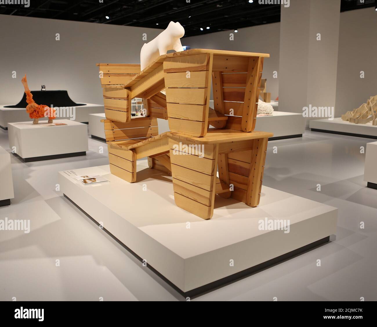 Apertura al pubblico sabato 19 settembre, Japan House London è la prima destinazione in Europa ad ospitare la mostra di architettura per cani di fama internazionale. Creato e diretto da Hara Kenya del Nippon Design Center in collaborazione con la co-fondatrice Julia Y.C. Huang di Imprint Lab, con architetti e designer di fama mondiale tra cui Hara Kenya stesso, la mostra lanciata per la prima volta a Design Miami nel 2012 con 13 opere, e da allora è cresciuta in statura ricevendo il riconoscimento globale durante il tour in Giappone, Cina e Brasile. Foto Stock