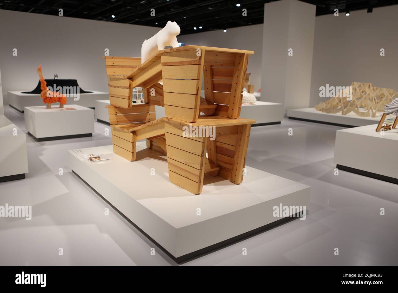 Apertura al pubblico sabato 19 settembre, Japan House London è la prima destinazione in Europa ad ospitare la mostra di architettura per cani di fama internazionale. Creato e diretto da Hara Kenya del Nippon Design Center in collaborazione con la co-fondatrice Julia Y.C. Huang di Imprint Lab, con architetti e designer di fama mondiale tra cui Hara Kenya stesso, la mostra lanciata per la prima volta a Design Miami nel 2012 con 13 opere, e da allora è cresciuta in statura ricevendo il riconoscimento globale durante il tour in Giappone, Cina e Brasile. Foto Stock