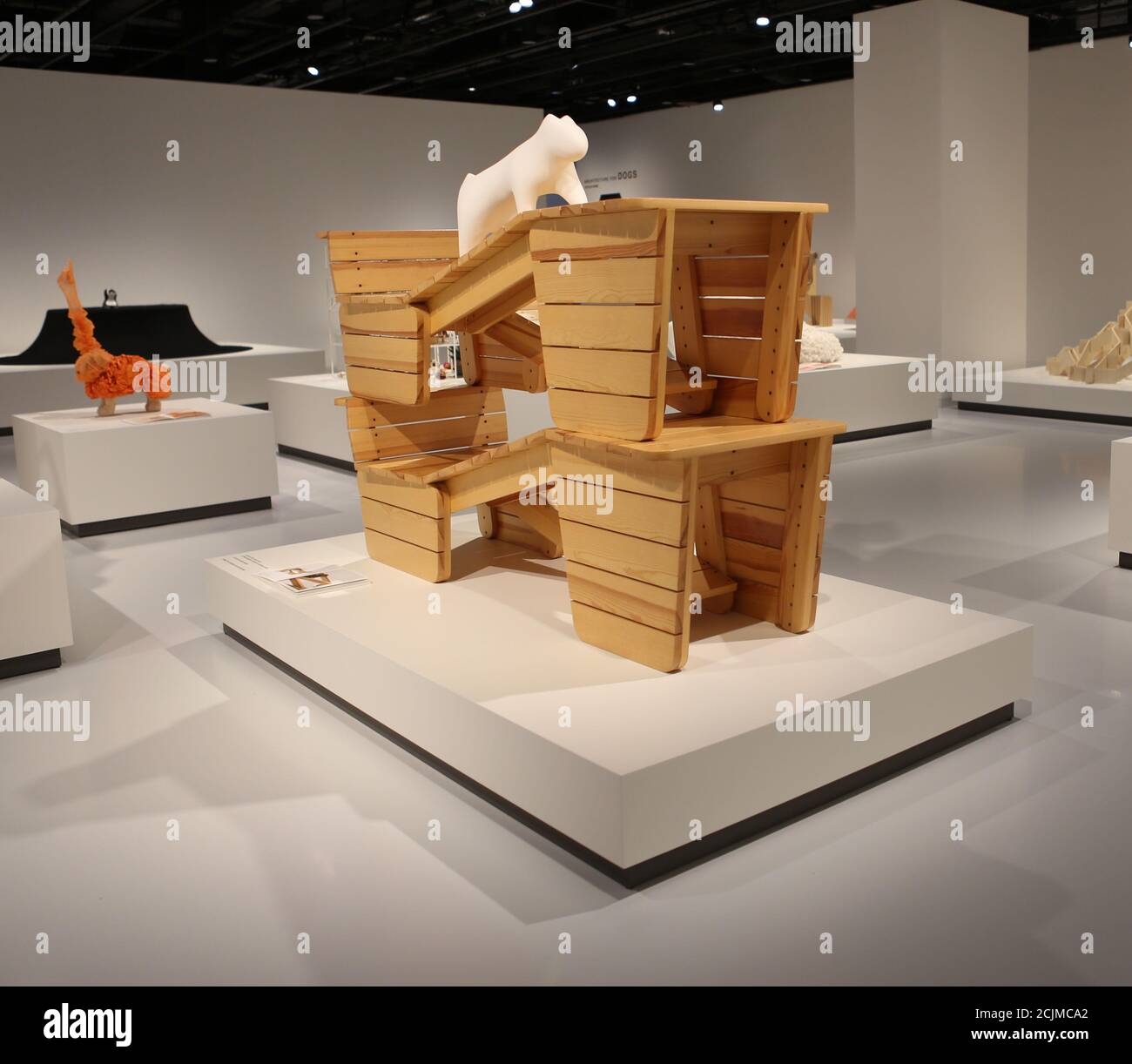 Apertura al pubblico sabato 19 settembre, Japan House London è la prima destinazione in Europa ad ospitare la mostra di architettura per cani di fama internazionale. Creato e diretto da Hara Kenya del Nippon Design Center in collaborazione con la co-fondatrice Julia Y.C. Huang di Imprint Lab, con architetti e designer di fama mondiale tra cui Hara Kenya stesso, la mostra lanciata per la prima volta a Design Miami nel 2012 con 13 opere, e da allora è cresciuta in statura ricevendo il riconoscimento globale durante il tour in Giappone, Cina e Brasile. Foto Stock