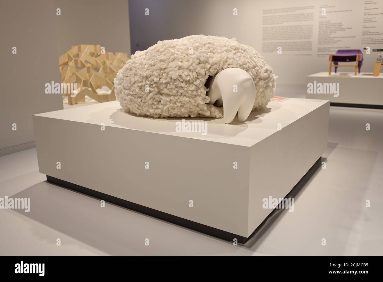Apertura al pubblico sabato 19 settembre, Japan House London è la prima destinazione in Europa ad ospitare la mostra di architettura per cani di fama internazionale. Creato e diretto da Hara Kenya del Nippon Design Center in collaborazione con la co-fondatrice Julia Y.C. Huang di Imprint Lab, con architetti e designer di fama mondiale tra cui Hara Kenya stesso, la mostra lanciata per la prima volta a Design Miami nel 2012 con 13 opere, e da allora è cresciuta in statura ricevendo il riconoscimento globale durante il tour in Giappone, Cina e Brasile. Foto Stock