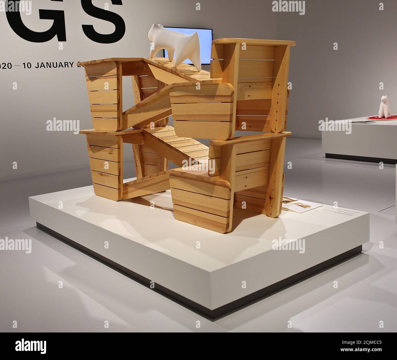 Apertura al pubblico sabato 19 settembre, Japan House London è la prima destinazione in Europa ad ospitare la mostra di architettura per cani di fama internazionale. Creato e diretto da Hara Kenya del Nippon Design Center in collaborazione con la co-fondatrice Julia Y.C. Huang di Imprint Lab, con architetti e designer di fama mondiale tra cui Hara Kenya stesso, la mostra lanciata per la prima volta a Design Miami nel 2012 con 13 opere, e da allora è cresciuta in statura ricevendo il riconoscimento globale durante il tour in Giappone, Cina e Brasile. Foto Stock