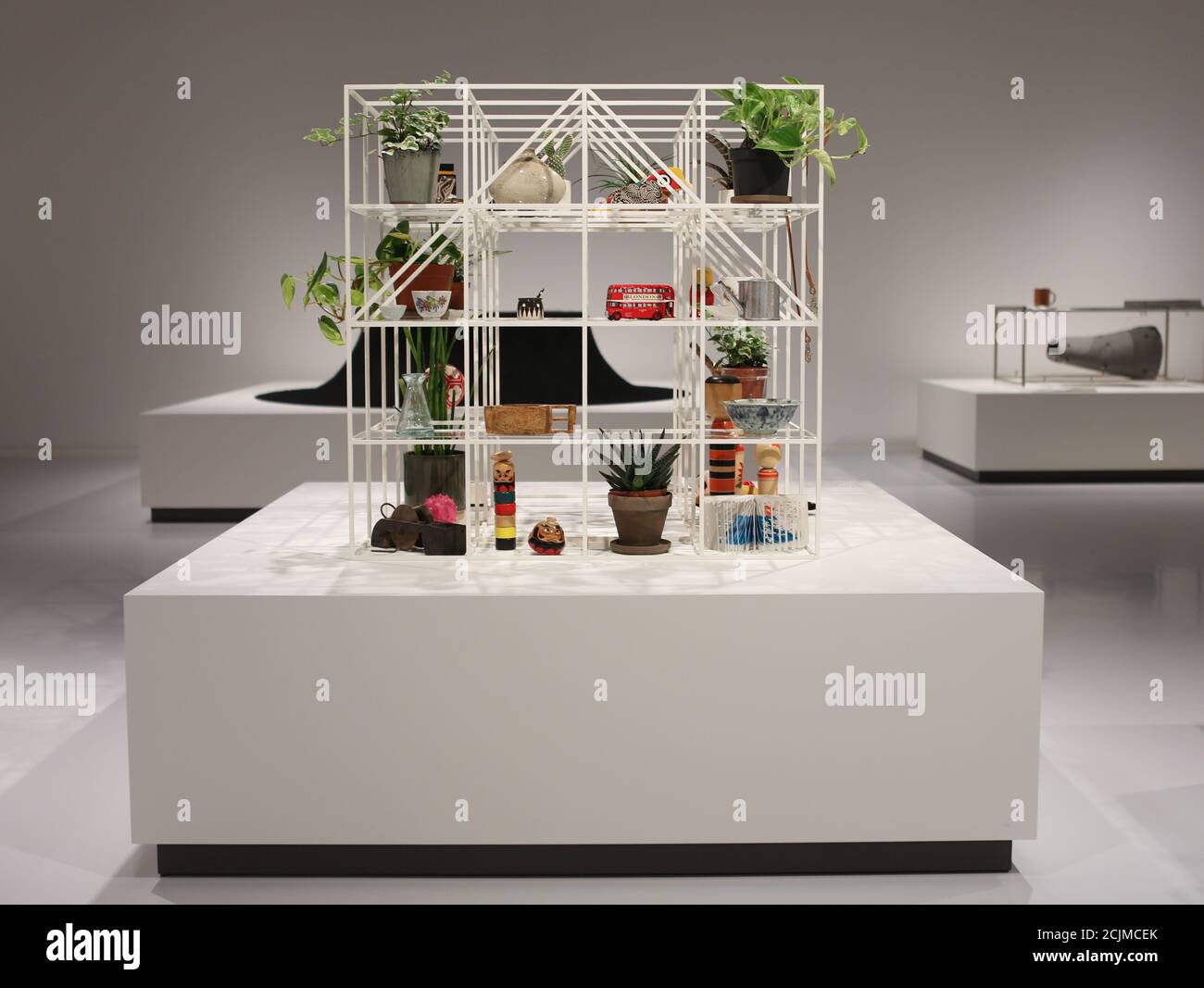 Apertura al pubblico sabato 19 settembre, Japan House London è la prima destinazione in Europa ad ospitare la mostra di architettura per cani di fama internazionale. Creato e diretto da Hara Kenya del Nippon Design Center in collaborazione con la co-fondatrice Julia Y.C. Huang di Imprint Lab, con architetti e designer di fama mondiale tra cui Hara Kenya stesso, la mostra lanciata per la prima volta a Design Miami nel 2012 con 13 opere, e da allora è cresciuta in statura ricevendo il riconoscimento globale durante il tour in Giappone, Cina e Brasile. Foto Stock