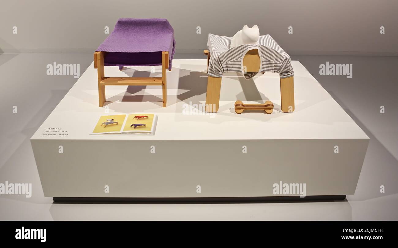 Apertura al pubblico sabato 19 settembre, Japan House London è la prima destinazione in Europa ad ospitare la mostra di architettura per cani di fama internazionale. Creato e diretto da Hara Kenya del Nippon Design Center in collaborazione con la co-fondatrice Julia Y.C. Huang di Imprint Lab, con architetti e designer di fama mondiale tra cui Hara Kenya stesso, la mostra lanciata per la prima volta a Design Miami nel 2012 con 13 opere, e da allora è cresciuta in statura ricevendo il riconoscimento globale durante il tour in Giappone, Cina e Brasile. Foto Stock