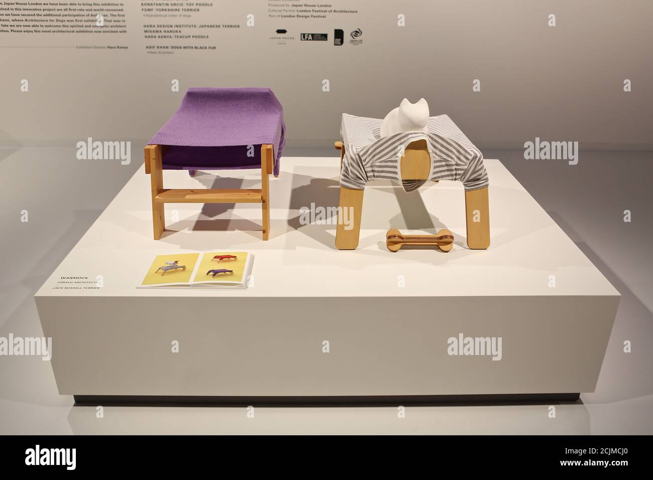 Apertura al pubblico sabato 19 settembre, Japan House London è la prima destinazione in Europa ad ospitare la mostra di architettura per cani di fama internazionale. Creato e diretto da Hara Kenya del Nippon Design Center in collaborazione con la co-fondatrice Julia Y.C. Huang di Imprint Lab, con architetti e designer di fama mondiale tra cui Hara Kenya stesso, la mostra lanciata per la prima volta a Design Miami nel 2012 con 13 opere, e da allora è cresciuta in statura ricevendo il riconoscimento globale durante il tour in Giappone, Cina e Brasile. Foto Stock