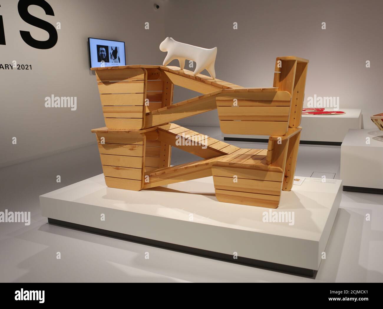 Apertura al pubblico sabato 19 settembre, Japan House London è la prima destinazione in Europa ad ospitare la mostra di architettura per cani di fama internazionale. Creato e diretto da Hara Kenya del Nippon Design Center in collaborazione con la co-fondatrice Julia Y.C. Huang di Imprint Lab, con architetti e designer di fama mondiale tra cui Hara Kenya stesso, la mostra lanciata per la prima volta a Design Miami nel 2012 con 13 opere, e da allora è cresciuta in statura ricevendo il riconoscimento globale durante il tour in Giappone, Cina e Brasile. Foto Stock