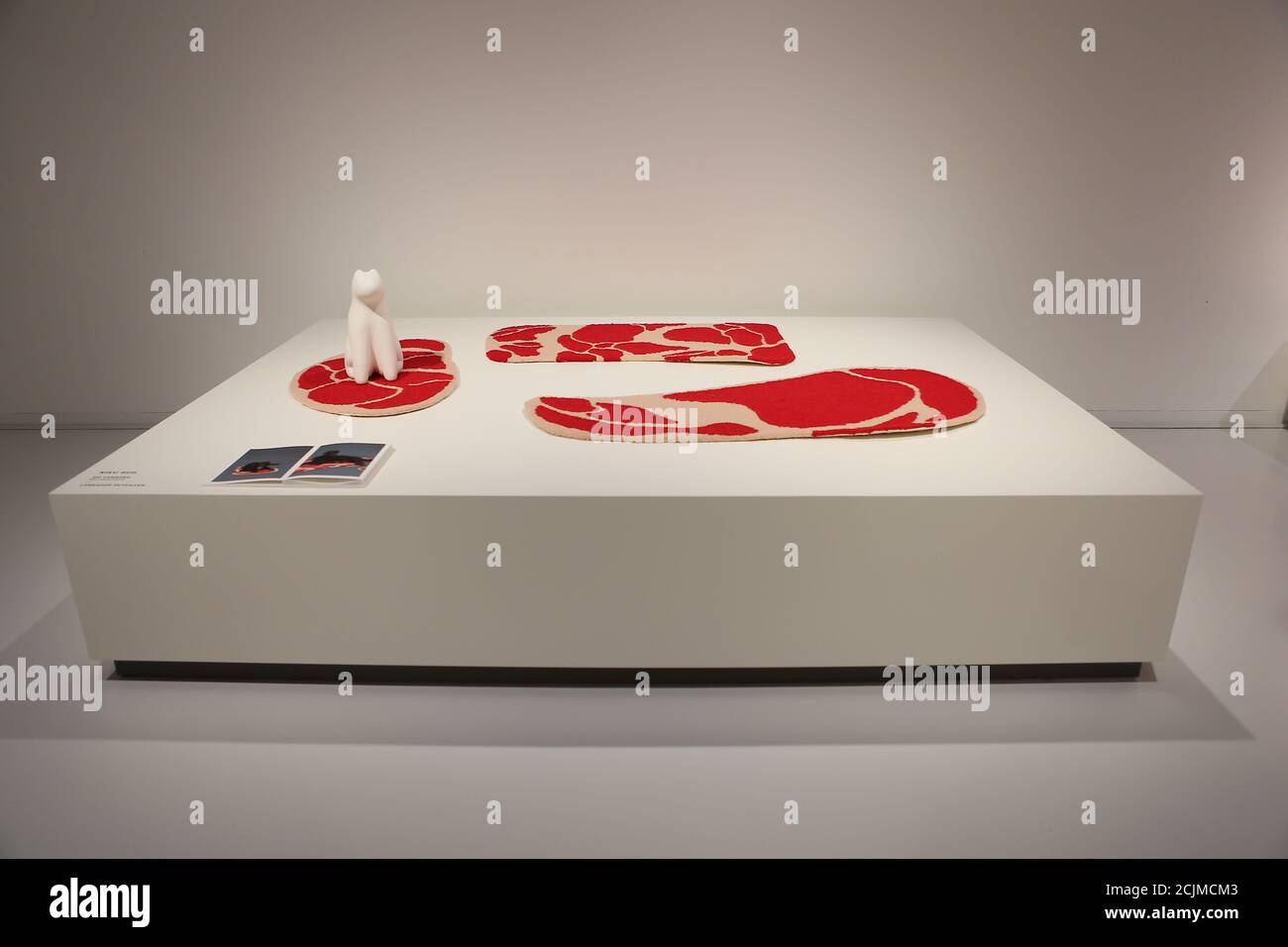 Apertura al pubblico sabato 19 settembre, Japan House London è la prima destinazione in Europa ad ospitare la mostra di architettura per cani di fama internazionale. Creato e diretto da Hara Kenya del Nippon Design Center in collaborazione con la co-fondatrice Julia Y.C. Huang di Imprint Lab, con architetti e designer di fama mondiale tra cui Hara Kenya stesso, la mostra lanciata per la prima volta a Design Miami nel 2012 con 13 opere, e da allora è cresciuta in statura ricevendo il riconoscimento globale durante il tour in Giappone, Cina e Brasile. Foto Stock