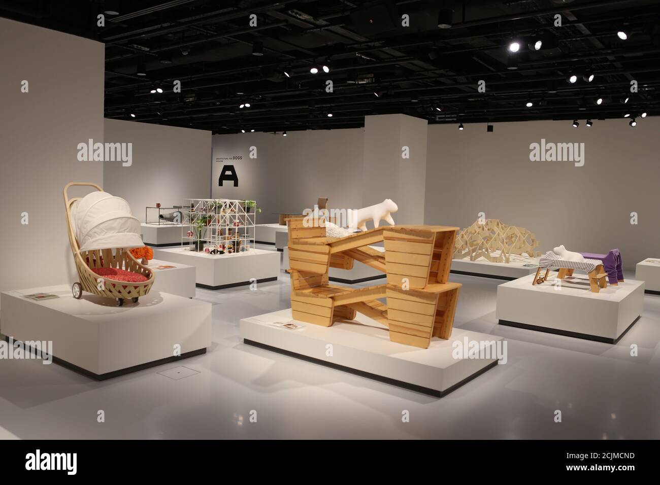 Apertura al pubblico sabato 19 settembre, Japan House London è la prima destinazione in Europa ad ospitare la mostra di architettura per cani di fama internazionale. Creato e diretto da Hara Kenya del Nippon Design Center in collaborazione con la co-fondatrice Julia Y.C. Huang di Imprint Lab, con architetti e designer di fama mondiale tra cui Hara Kenya stesso, la mostra lanciata per la prima volta a Design Miami nel 2012 con 13 opere, e da allora è cresciuta in statura ricevendo il riconoscimento globale durante il tour in Giappone, Cina e Brasile. Foto Stock