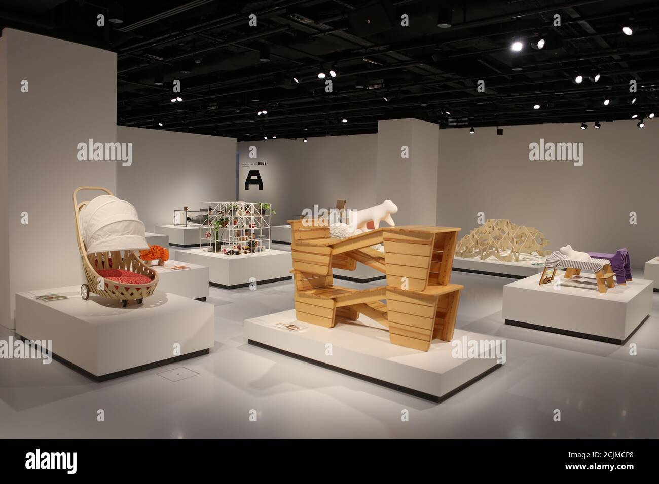 Apertura al pubblico sabato 19 settembre, Japan House London è la prima destinazione in Europa ad ospitare la mostra di architettura per cani di fama internazionale. Creato e diretto da Hara Kenya del Nippon Design Center in collaborazione con la co-fondatrice Julia Y.C. Huang di Imprint Lab, con architetti e designer di fama mondiale tra cui Hara Kenya stesso, la mostra lanciata per la prima volta a Design Miami nel 2012 con 13 opere, e da allora è cresciuta in statura ricevendo il riconoscimento globale durante il tour in Giappone, Cina e Brasile. Foto Stock