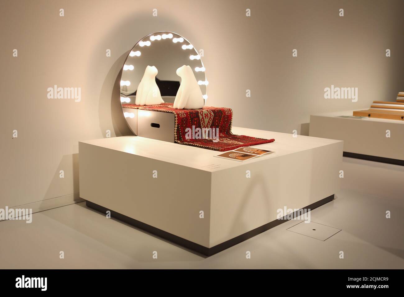 Apertura al pubblico sabato 19 settembre, Japan House London è la prima destinazione in Europa ad ospitare la mostra di architettura per cani di fama internazionale. Creato e diretto da Hara Kenya del Nippon Design Center in collaborazione con la co-fondatrice Julia Y.C. Huang di Imprint Lab, con architetti e designer di fama mondiale tra cui Hara Kenya stesso, la mostra lanciata per la prima volta a Design Miami nel 2012 con 13 opere, e da allora è cresciuta in statura ricevendo il riconoscimento globale durante il tour in Giappone, Cina e Brasile. Foto Stock