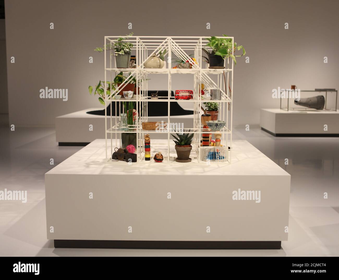 Apertura al pubblico sabato 19 settembre, Japan House London è la prima destinazione in Europa ad ospitare la mostra di architettura per cani di fama internazionale. Creato e diretto da Hara Kenya del Nippon Design Center in collaborazione con la co-fondatrice Julia Y.C. Huang di Imprint Lab, con architetti e designer di fama mondiale tra cui Hara Kenya stesso, la mostra lanciata per la prima volta a Design Miami nel 2012 con 13 opere, e da allora è cresciuta in statura ricevendo il riconoscimento globale durante il tour in Giappone, Cina e Brasile. Foto Stock