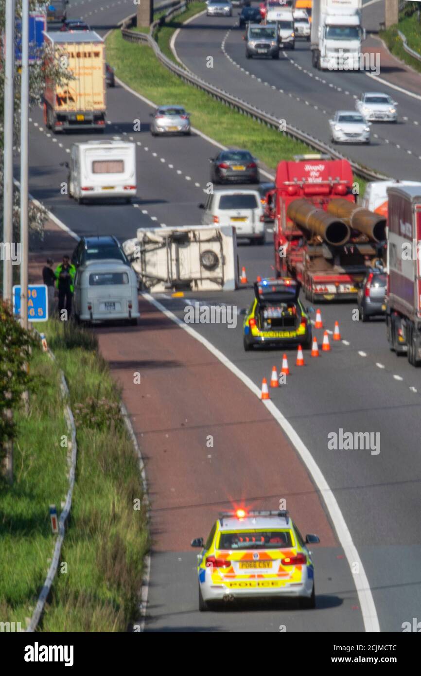 Chorley, Lancashire.UK. 15 settembre 2019. La carovana rovesciata sull'autostrada M6 causa gravi disagi a Chorley. Credito; MediaWorldImages/AlamyLiveNews Foto Stock