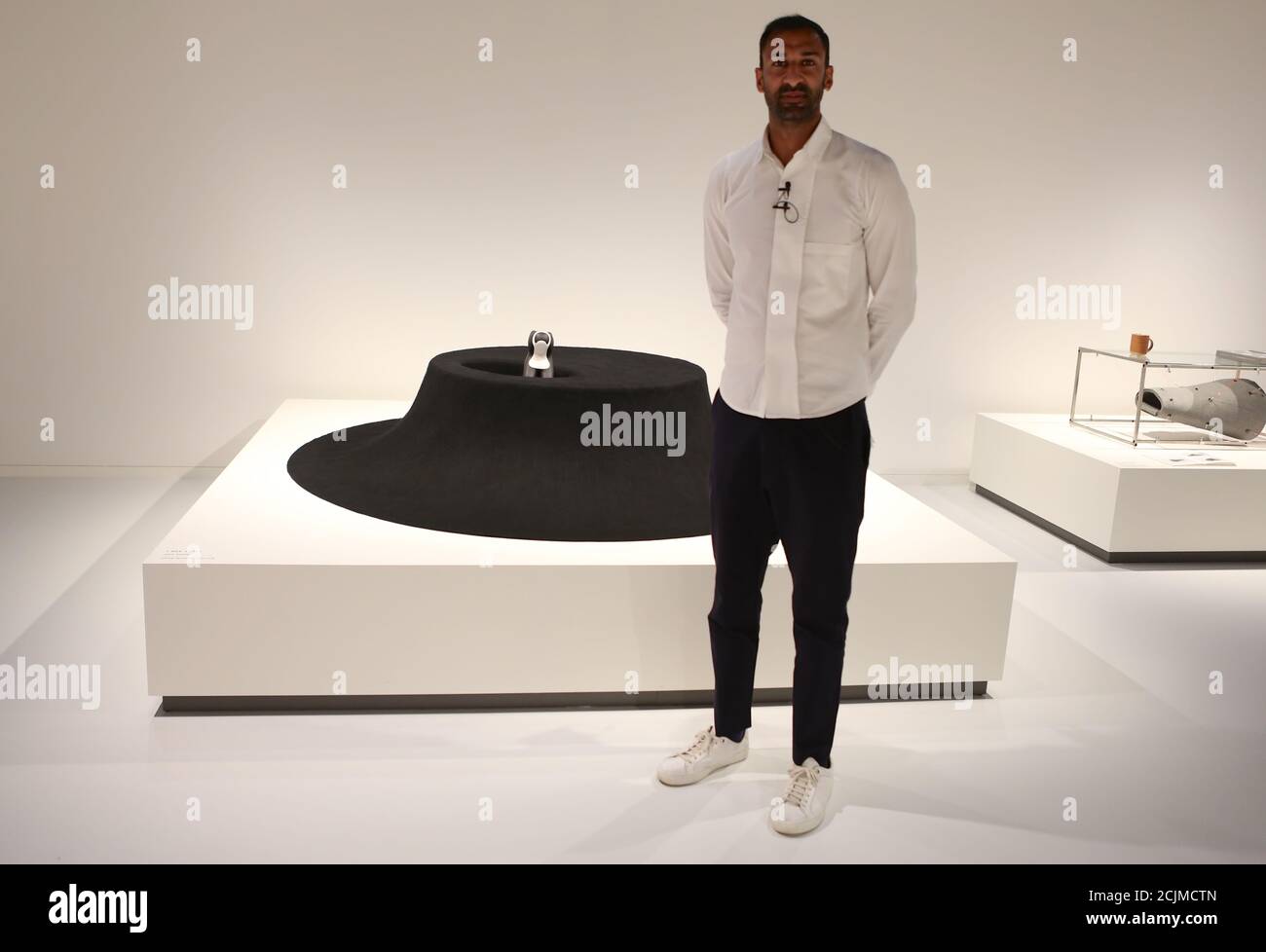 Apertura al pubblico sabato 19 settembre, Japan House London è la prima destinazione in Europa ad ospitare la mostra di architettura per cani di fama internazionale. Creato e diretto da Hara Kenya del Nippon Design Center in collaborazione con la co-fondatrice Julia Y.C. Huang di Imprint Lab, con architetti e designer di fama mondiale tra cui Hara Kenya stesso, la mostra lanciata per la prima volta a Design Miami nel 2012 con 13 opere, e da allora è cresciuta in statura ricevendo il riconoscimento globale durante il tour in Giappone, Cina e Brasile. Foto Stock