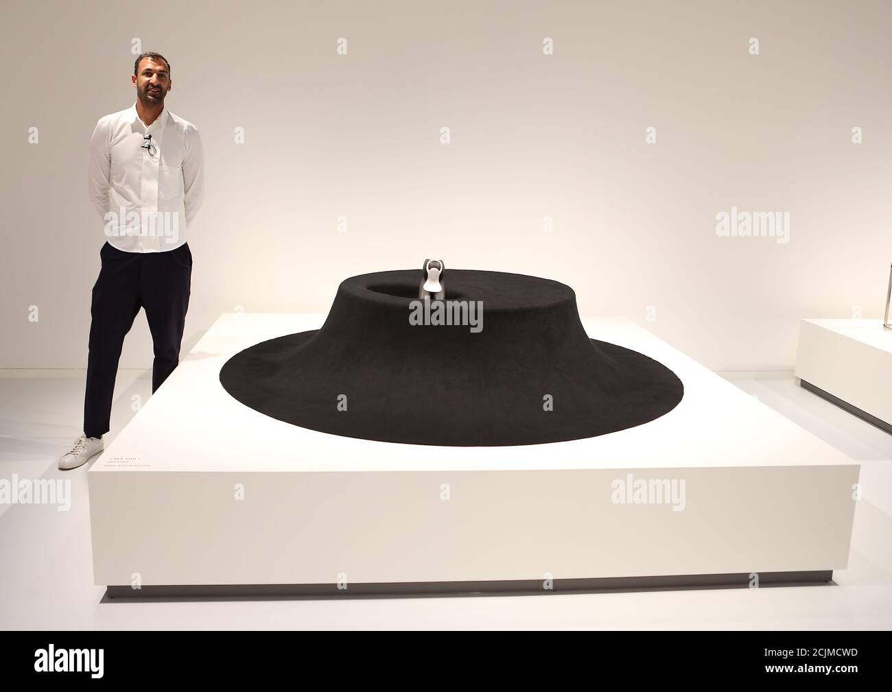 Apertura al pubblico sabato 19 settembre, Japan House London è la prima destinazione in Europa ad ospitare la mostra di architettura per cani di fama internazionale. Creato e diretto da Hara Kenya del Nippon Design Center in collaborazione con la co-fondatrice Julia Y.C. Huang di Imprint Lab, con architetti e designer di fama mondiale tra cui Hara Kenya stesso, la mostra lanciata per la prima volta a Design Miami nel 2012 con 13 opere, e da allora è cresciuta in statura ricevendo il riconoscimento globale durante il tour in Giappone, Cina e Brasile. Foto Stock