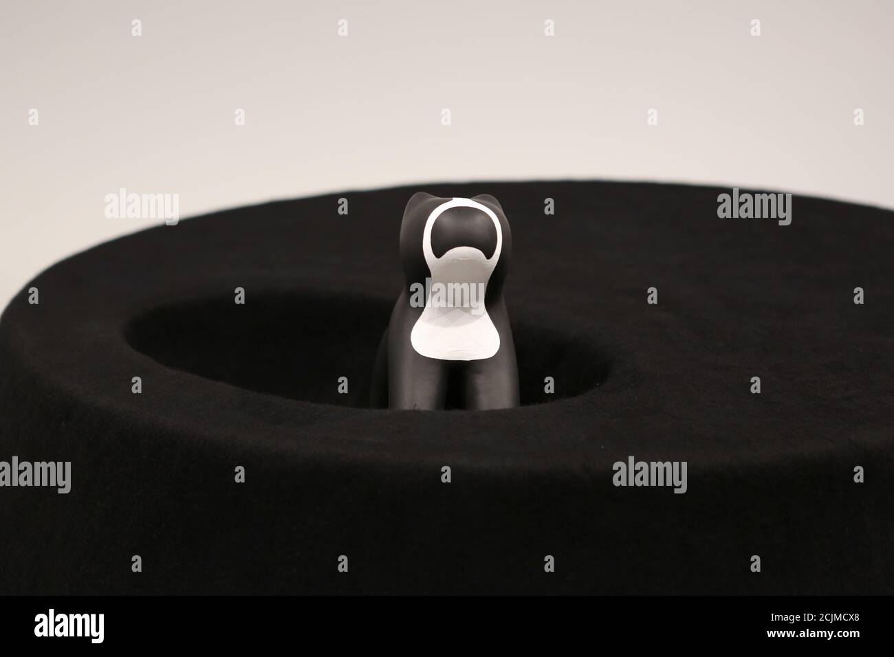 Apertura al pubblico sabato 19 settembre, Japan House London è la prima destinazione in Europa ad ospitare la mostra di architettura per cani di fama internazionale. Creato e diretto da Hara Kenya del Nippon Design Center in collaborazione con la co-fondatrice Julia Y.C. Huang di Imprint Lab, con architetti e designer di fama mondiale tra cui Hara Kenya stesso, la mostra lanciata per la prima volta a Design Miami nel 2012 con 13 opere, e da allora è cresciuta in statura ricevendo il riconoscimento globale durante il tour in Giappone, Cina e Brasile. Foto Stock