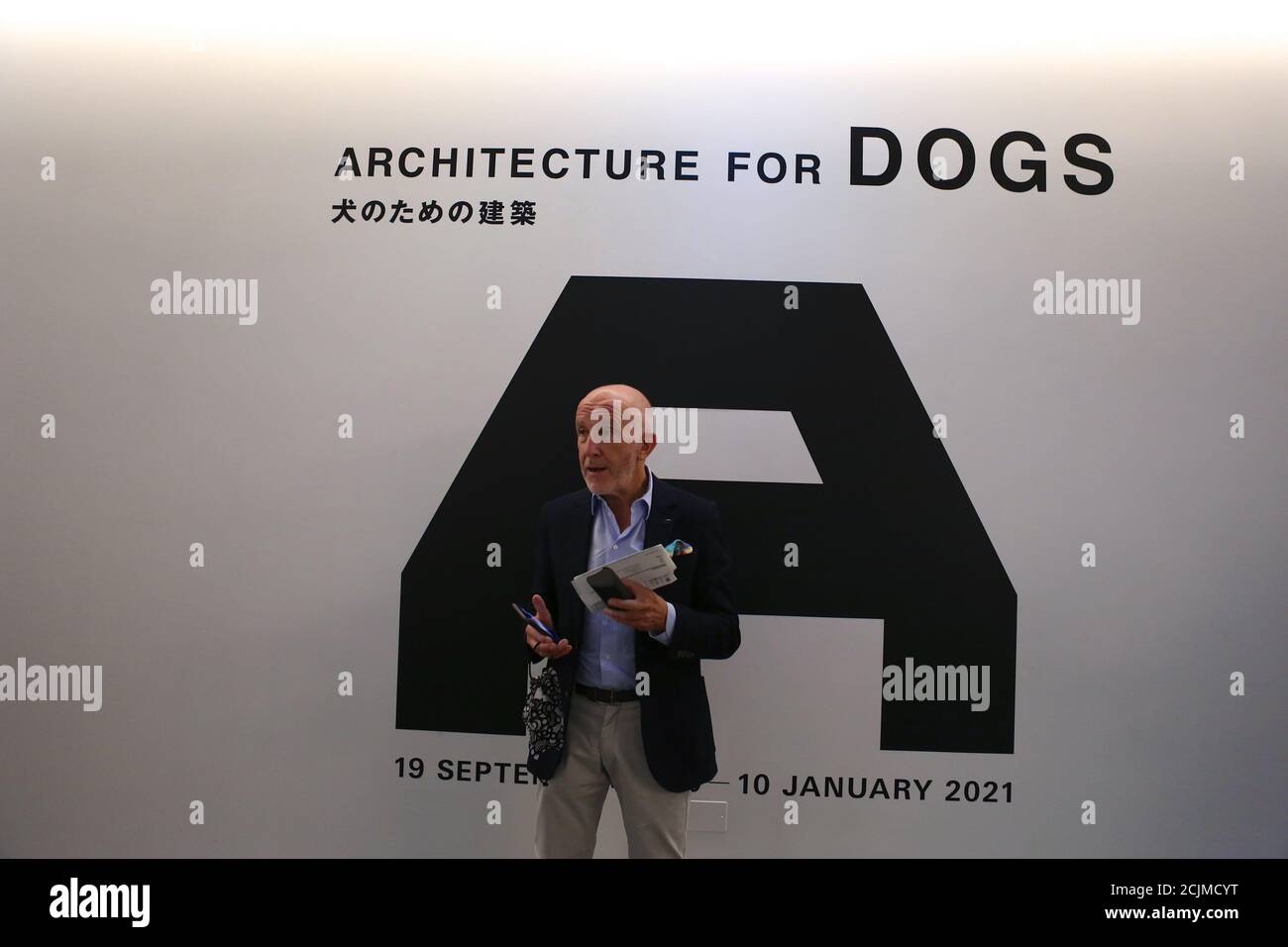 Apertura al pubblico sabato 19 settembre, Japan House London è la prima destinazione in Europa ad ospitare la mostra di architettura per cani di fama internazionale. Creato e diretto da Hara Kenya del Nippon Design Center in collaborazione con la co-fondatrice Julia Y.C. Huang di Imprint Lab, con architetti e designer di fama mondiale tra cui Hara Kenya stesso, la mostra lanciata per la prima volta a Design Miami nel 2012 con 13 opere, e da allora è cresciuta in statura ricevendo il riconoscimento globale durante il tour in Giappone, Cina e Brasile. Foto Stock