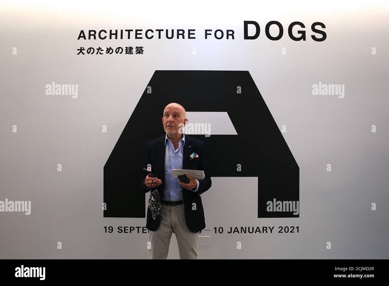 Apertura al pubblico sabato 19 settembre, Japan House London è la prima destinazione in Europa ad ospitare la mostra di architettura per cani di fama internazionale. Creato e diretto da Hara Kenya del Nippon Design Center in collaborazione con la co-fondatrice Julia Y.C. Huang di Imprint Lab, con architetti e designer di fama mondiale tra cui Hara Kenya stesso, la mostra lanciata per la prima volta a Design Miami nel 2012 con 13 opere, e da allora è cresciuta in statura ricevendo il riconoscimento globale durante il tour in Giappone, Cina e Brasile. Foto Stock