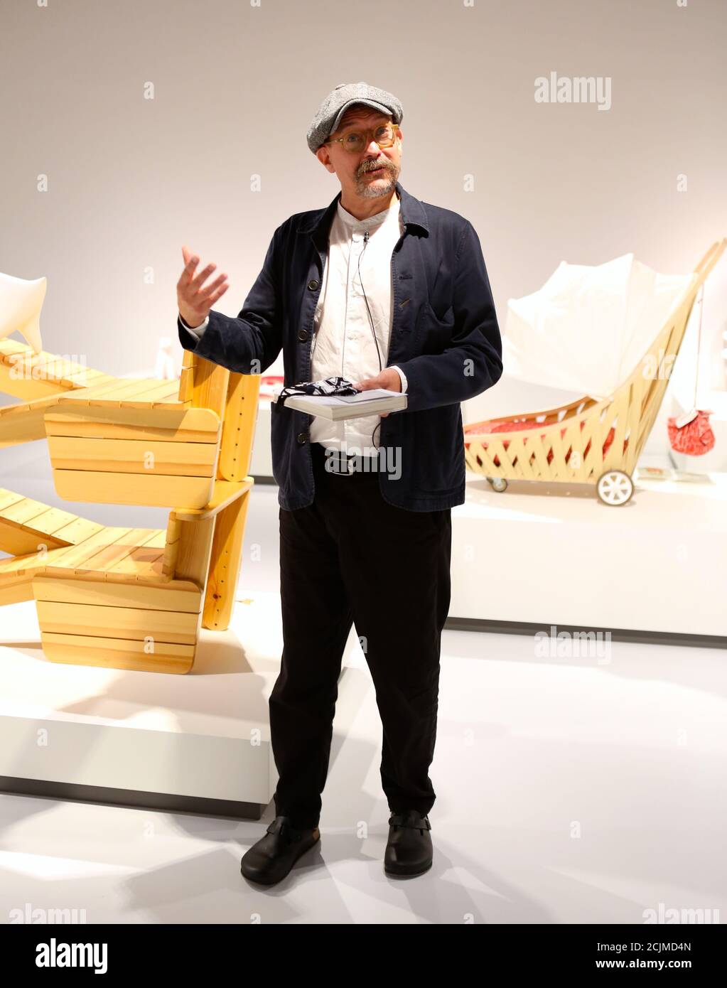 Apertura al pubblico sabato 19 settembre, Japan House London è la prima destinazione in Europa ad ospitare la mostra di architettura per cani di fama internazionale. Creato e diretto da Hara Kenya del Nippon Design Center in collaborazione con la co-fondatrice Julia Y.C. Huang di Imprint Lab, con architetti e designer di fama mondiale tra cui Hara Kenya stesso, la mostra lanciata per la prima volta a Design Miami nel 2012 con 13 opere, e da allora è cresciuta in statura ricevendo il riconoscimento globale durante il tour in Giappone, Cina e Brasile. Foto Stock