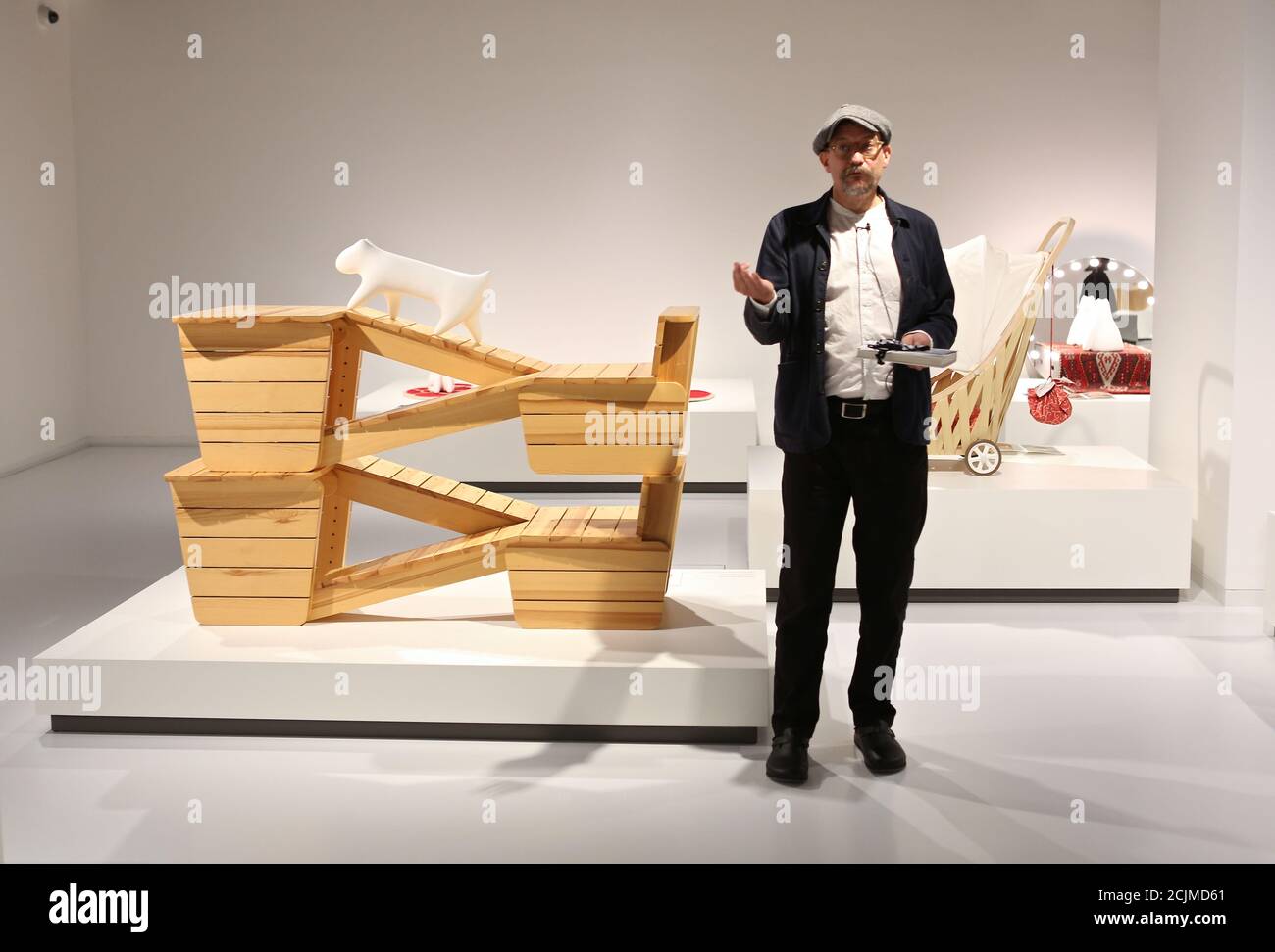 Apertura al pubblico sabato 19 settembre, Japan House London è la prima destinazione in Europa ad ospitare la mostra di architettura per cani di fama internazionale. Creato e diretto da Hara Kenya del Nippon Design Center in collaborazione con la co-fondatrice Julia Y.C. Huang di Imprint Lab, con architetti e designer di fama mondiale tra cui Hara Kenya stesso, la mostra lanciata per la prima volta a Design Miami nel 2012 con 13 opere, e da allora è cresciuta in statura ricevendo il riconoscimento globale durante il tour in Giappone, Cina e Brasile. Foto Stock