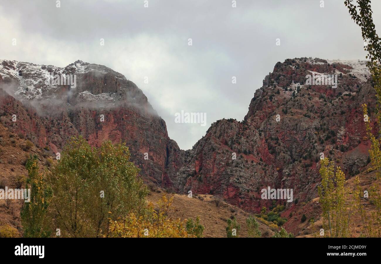 Montagne rocciose dietro la nuvola in Armenia Foto Stock
