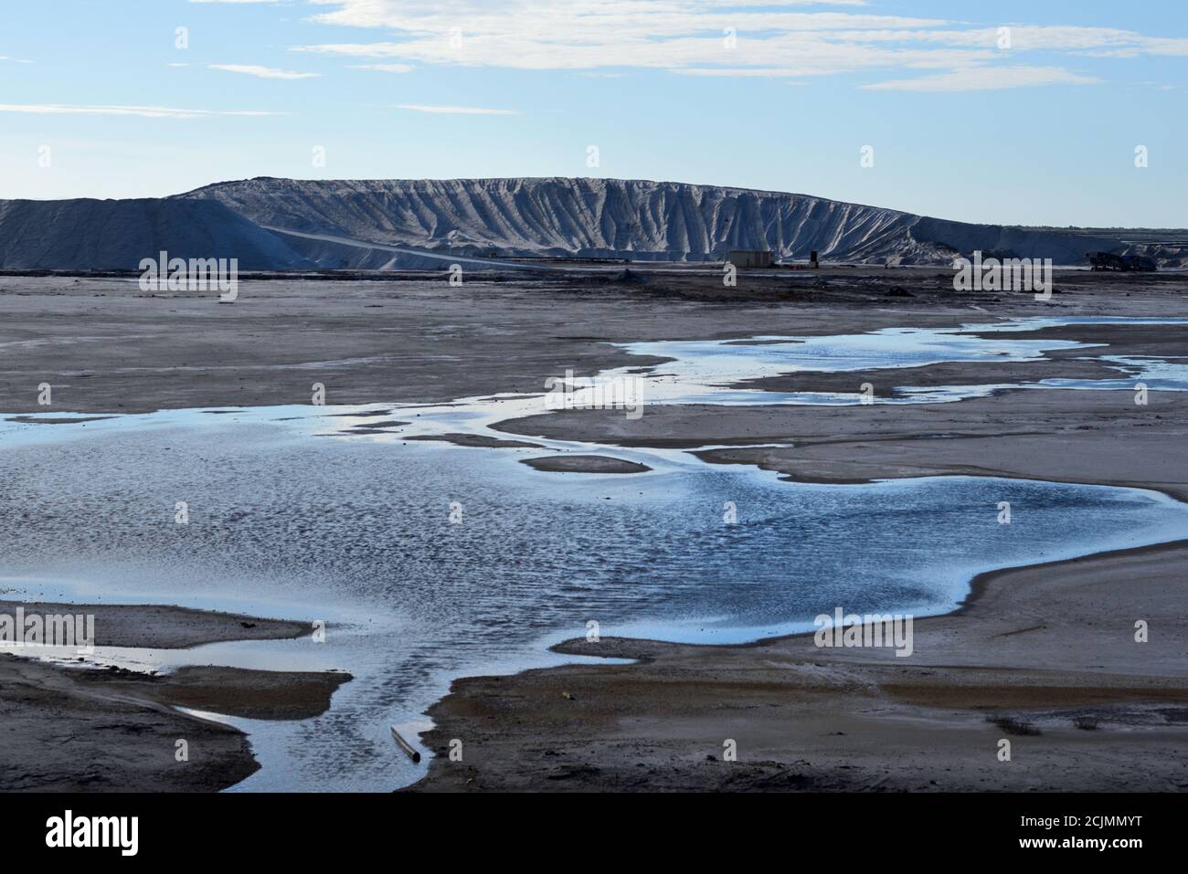 Saline, bagni di fango e paesaggio salato con montagna di sale a Salins de Giraud Camargue Provenza Francia Foto Stock