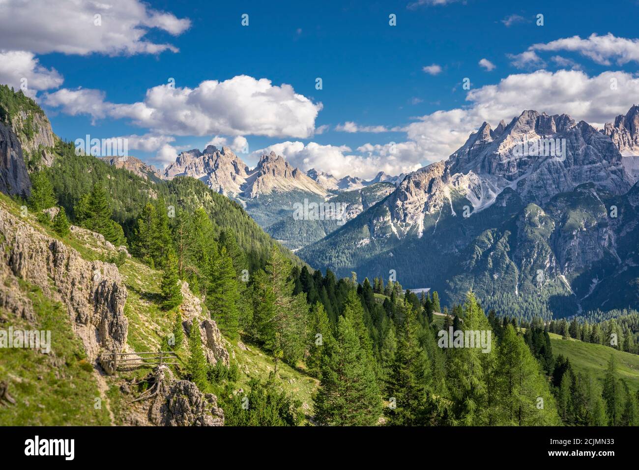 Splendido paesaggio nelle Dolomiti di Sesto, in alto sopra la valle di Duerrenstein, Tirolo meridionale, Italia Foto Stock