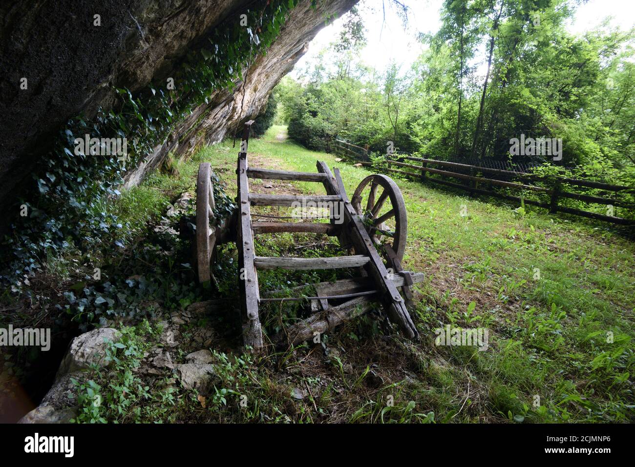 Abbandonato vecchio carrello di legno o Hay Cart sotto la protezione di pietra naturale Blieux Alpes-de-Haute-Provence Francia Foto Stock