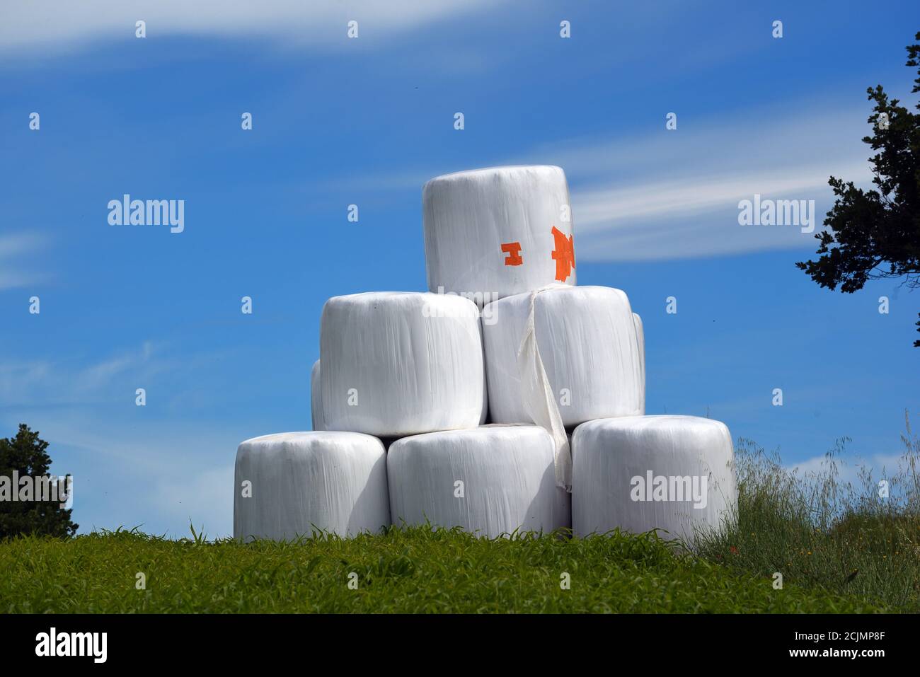 Pila o piramide di sei balle di fieno in plastica avvolto Provenza Francia Foto Stock
