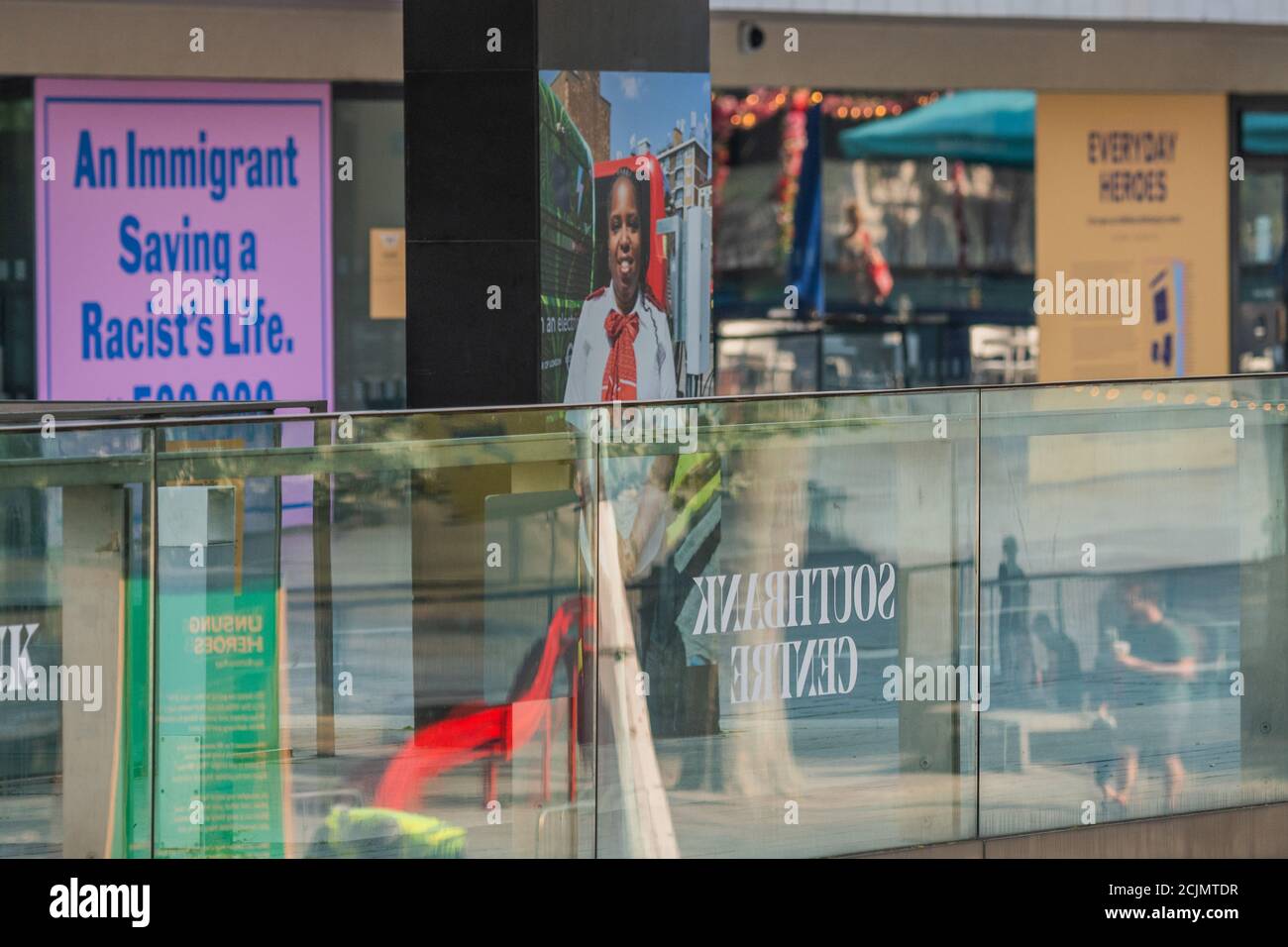 Londra, Regno Unito. 15 settembre 2020. Everyday Heroes è una mostra all'aperto su pareti e finestre intorno al Southbank Center. Celebra i contributi che i lavoratori chiave e il personale di prima linea hanno dato durante la pandemia del coronavirus. Credit: Guy Bell/Alamy Live News Foto Stock