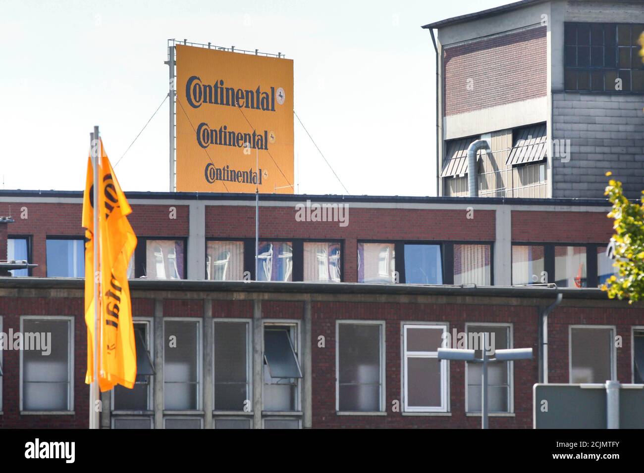 Aquisgrana, Germania. 15 settembre 2020. Vista dello stabilimento di pneumatici Continetal ad Aquisgrana. Continental prevede di chiudere ancora più luoghi di quanto annunciato in precedenza. La fabbrica di pneumatici di Aachen sarà chiusa entro la fine del 2021, la società Dax ha confermato martedì dopo le corrispondenti informazioni del sindacato IG BCE. (A dpa !'Continental vuole chiudere un altro impianto - 1800 posti di lavoro interessati') Credit: Ralf Roeger/dpa/Alamy Live News Foto Stock