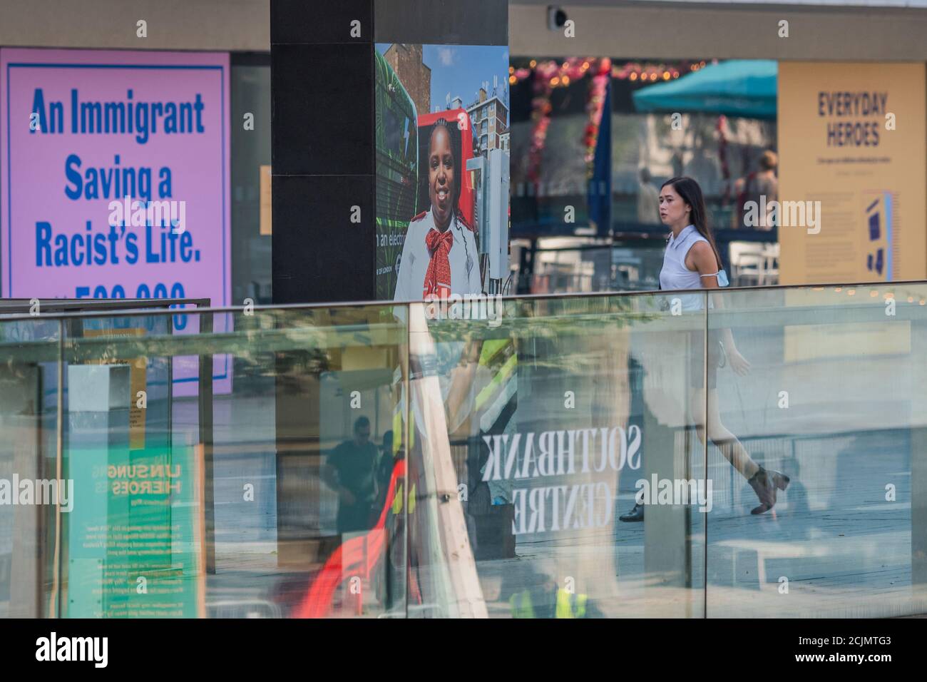 Londra, Regno Unito. 15 settembre 2020. Everyday Heroes è una mostra all'aperto su pareti e finestre intorno al Southbank Center. Celebra i contributi che i lavoratori chiave e il personale di prima linea hanno dato durante la pandemia del coronavirus. Credit: Guy Bell/Alamy Live News Foto Stock